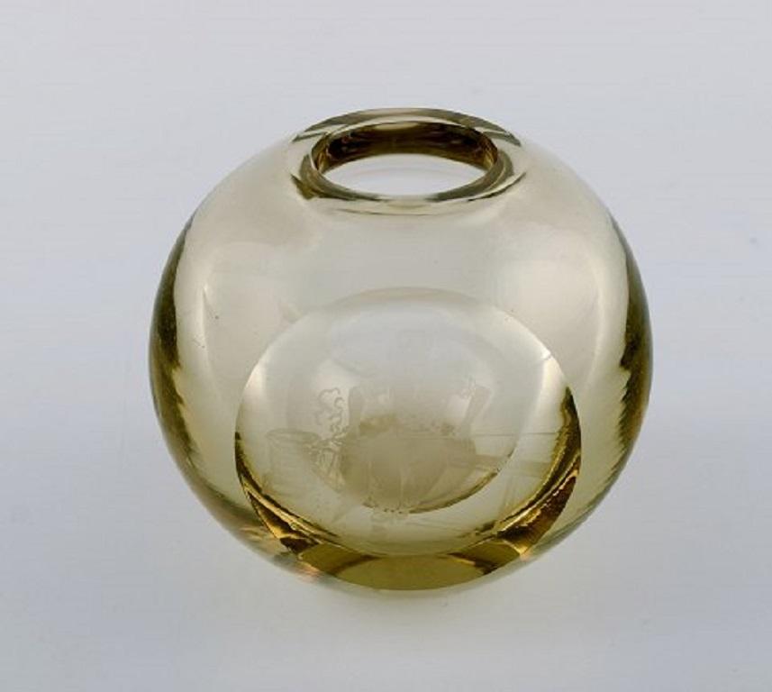 Vase Iittala de couleur fumée en verre d'art soufflé à la bouche avec motif de forge. Magnifique design finlandais,
Mesure 10 x 9 cm.
Signé.
En parfait état.