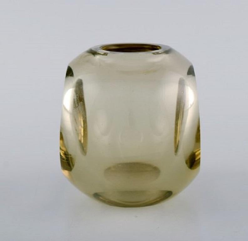 Rauchfarbene Iittala-Vase aus mundgeblasenem Kunstglas mit Motiv einer Schmiede (Skandinavische Moderne) im Angebot