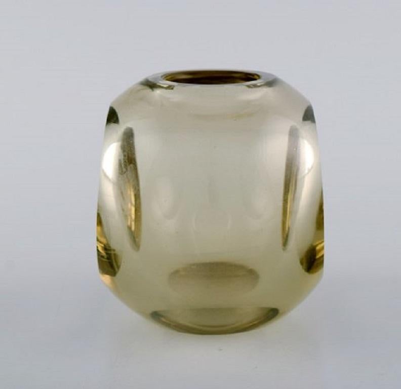 Scandinave moderne Vase Iittala de couleur fumée en verre d'art soufflé à la bouche avec motif provenant d'une forge en vente