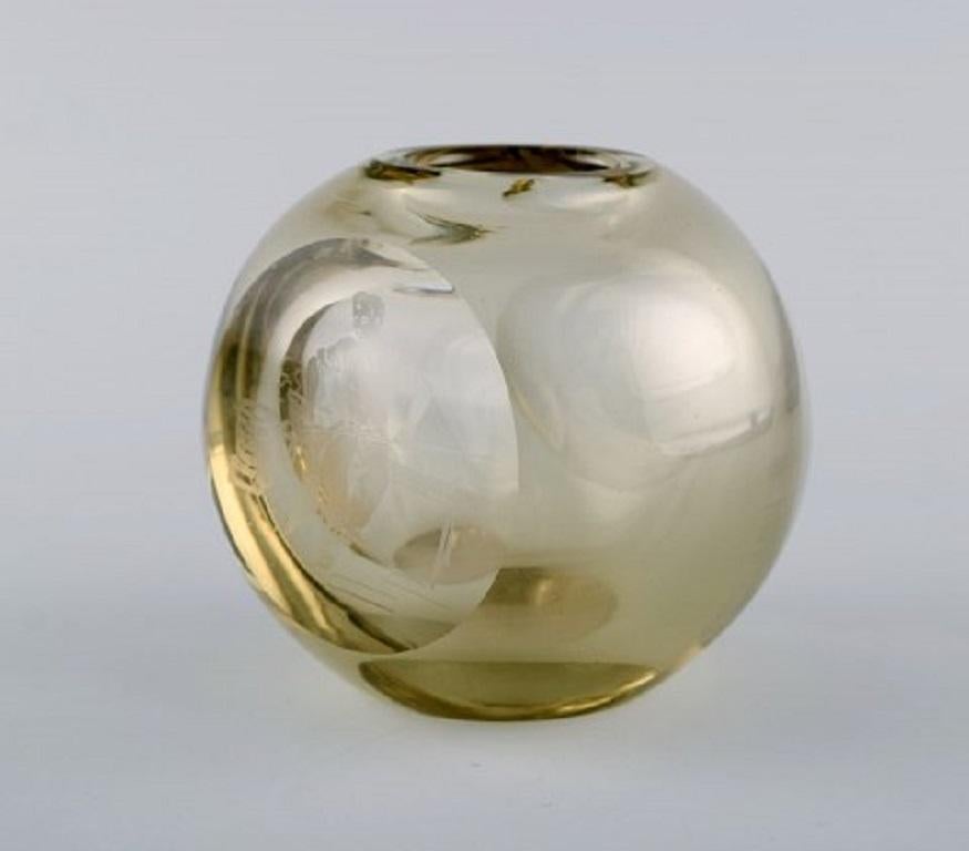 Finlandais Vase Iittala de couleur fumée en verre d'art soufflé à la bouche avec motif provenant d'une forge en vente