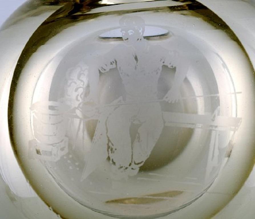 Rauchfarbene Iittala-Vase aus mundgeblasenem Kunstglas mit Motiv einer Schmiede im Zustand „Hervorragend“ im Angebot in Copenhagen, DK