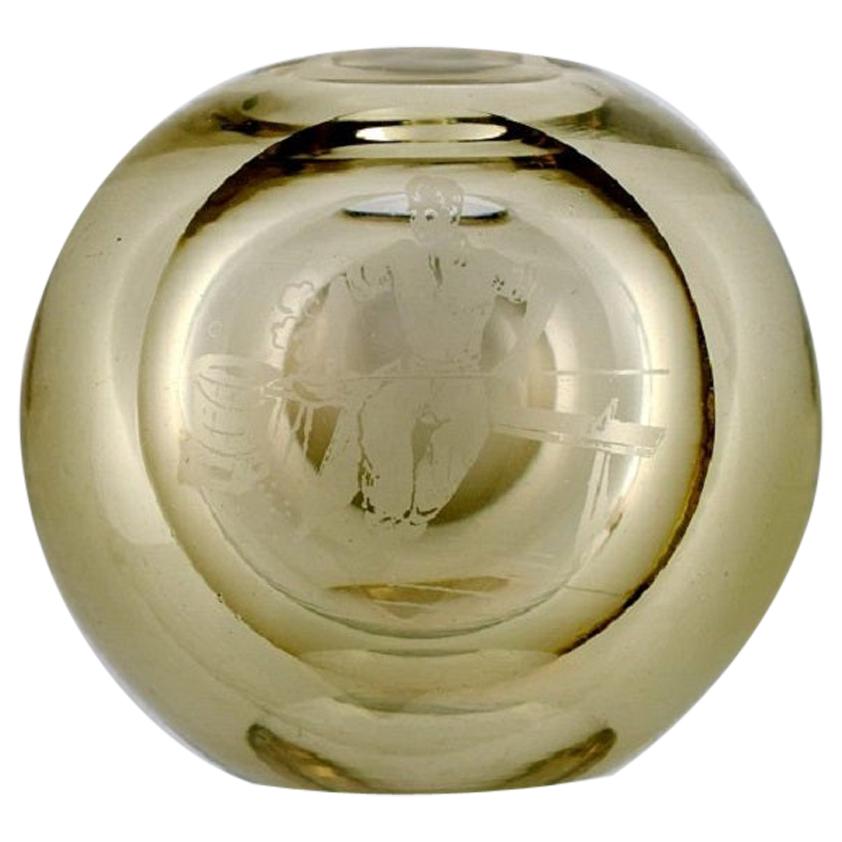 Rauchfarbene Iittala-Vase aus mundgeblasenem Kunstglas mit Motiv einer Schmiede im Angebot