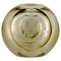 Rauchfarbene Iittala-Vase aus mundgeblasenem Kunstglas mit Motiv einer Schmiede