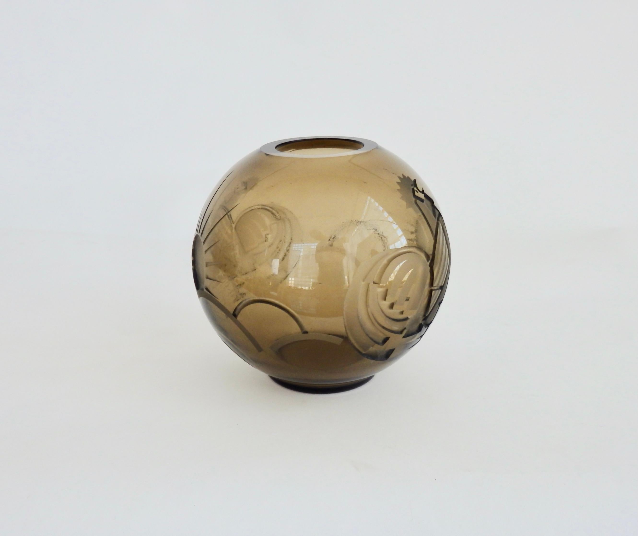 Smoke Glass Ball Vase Etched in Art Deco Good Morning Designs In Good Condition For Sale In Ferndale, MI