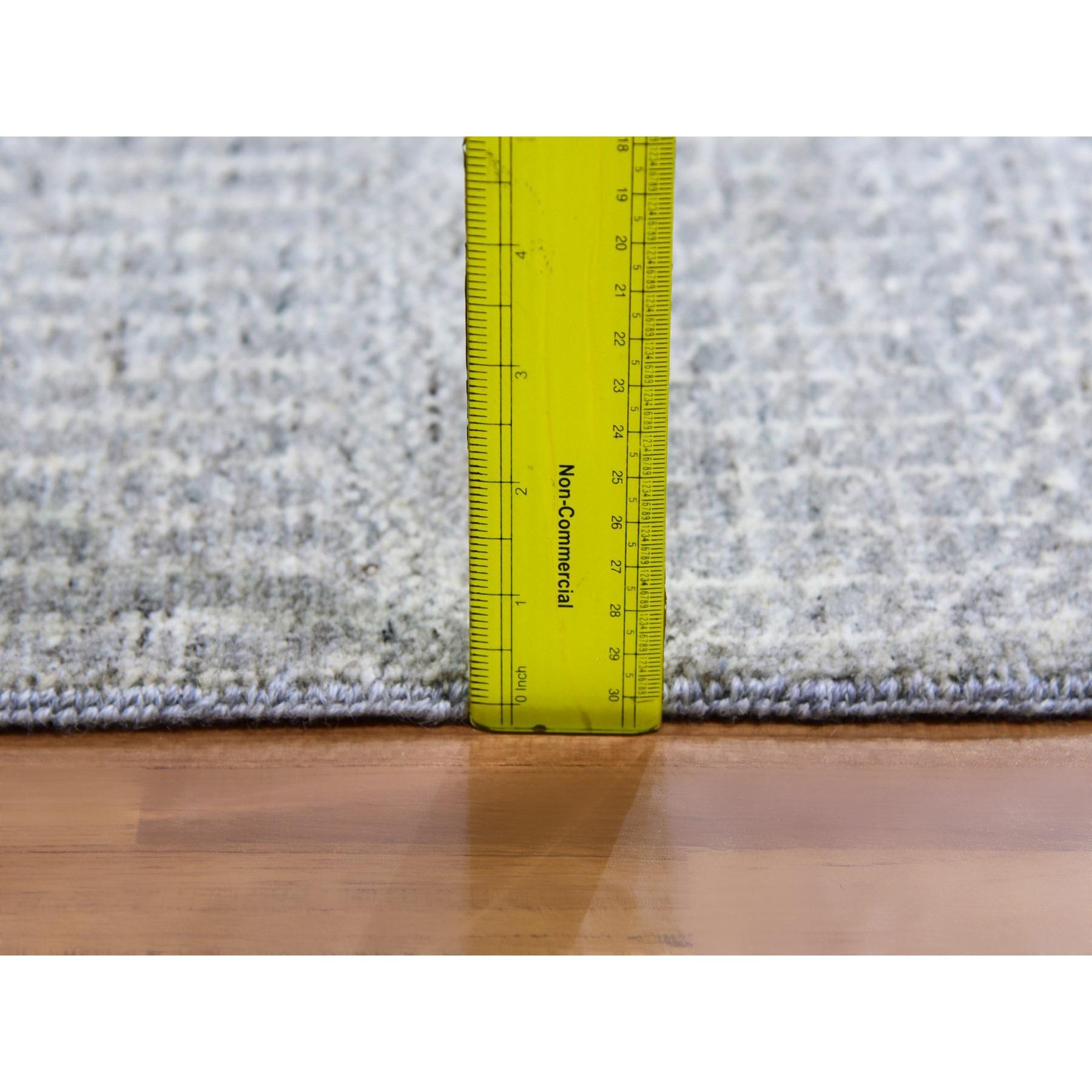 Handgeknüpfter quadratischer Teppich in Rauchgrau und unbefärbter Wolle auf Tone, modernes Grasdesign im Angebot 4
