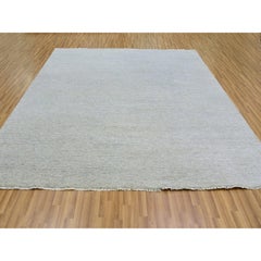 Handgeknüpfter quadratischer Teppich in Rauchgrau und unbefärbter Wolle auf Tone, modernes Grasdesign