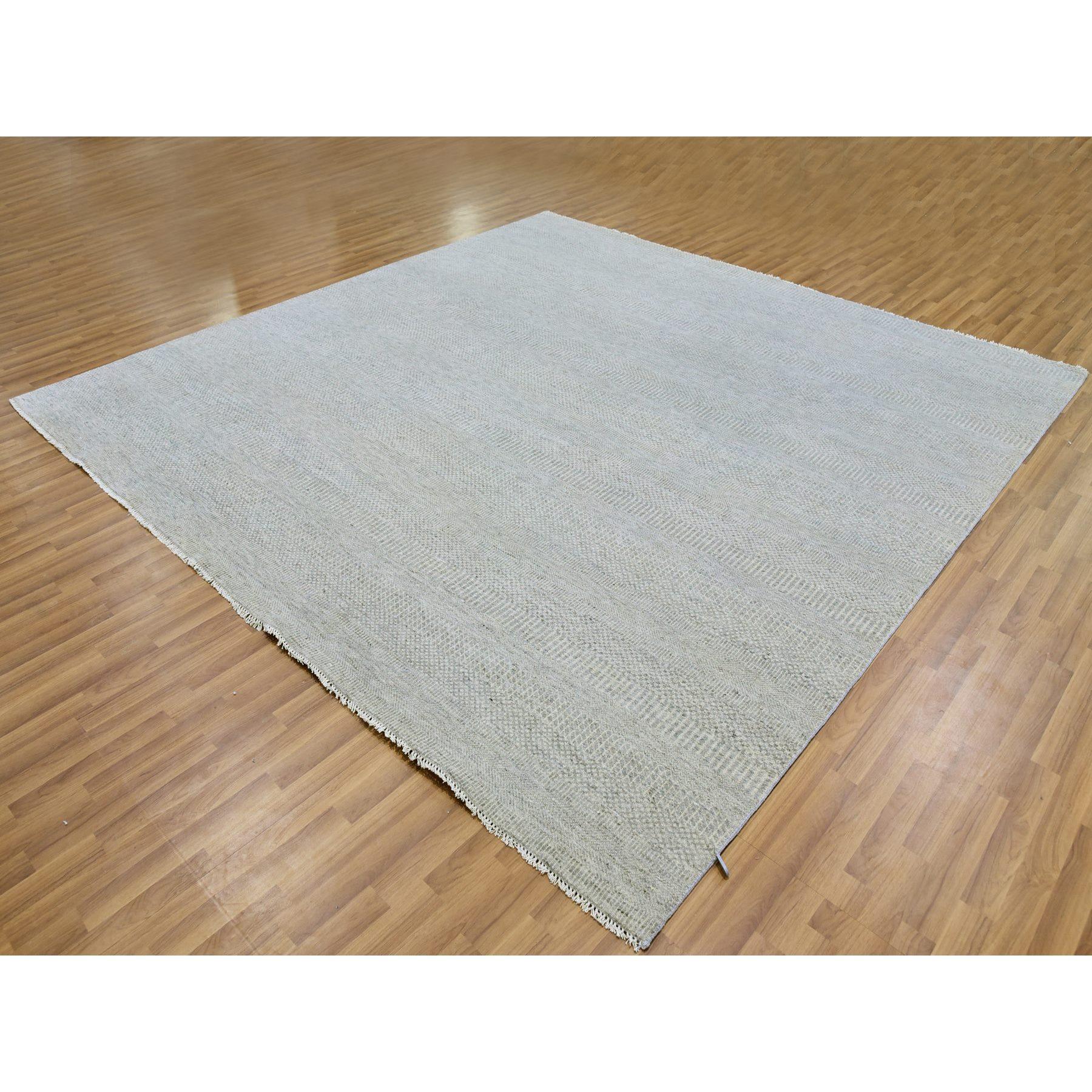 Handgeknüpfter quadratischer Teppich in Rauchgrau und unbefärbter Wolle auf Tone, modernes Grasdesign (Moderne) im Angebot