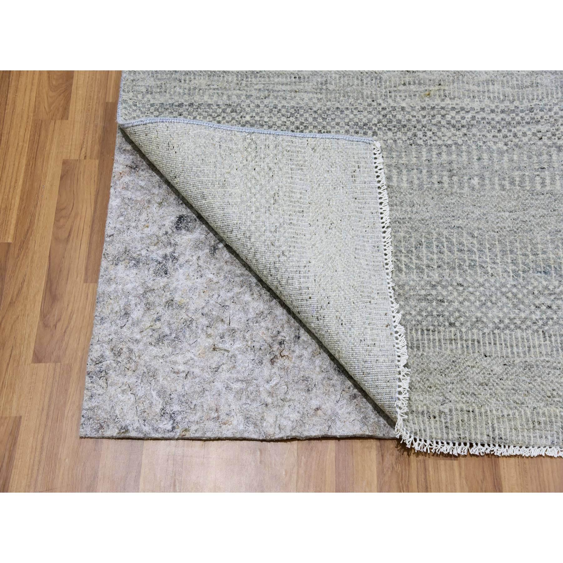 Handgeknüpfter quadratischer Teppich in Rauchgrau und unbefärbter Wolle auf Tone, modernes Grasdesign (Indisch) im Angebot