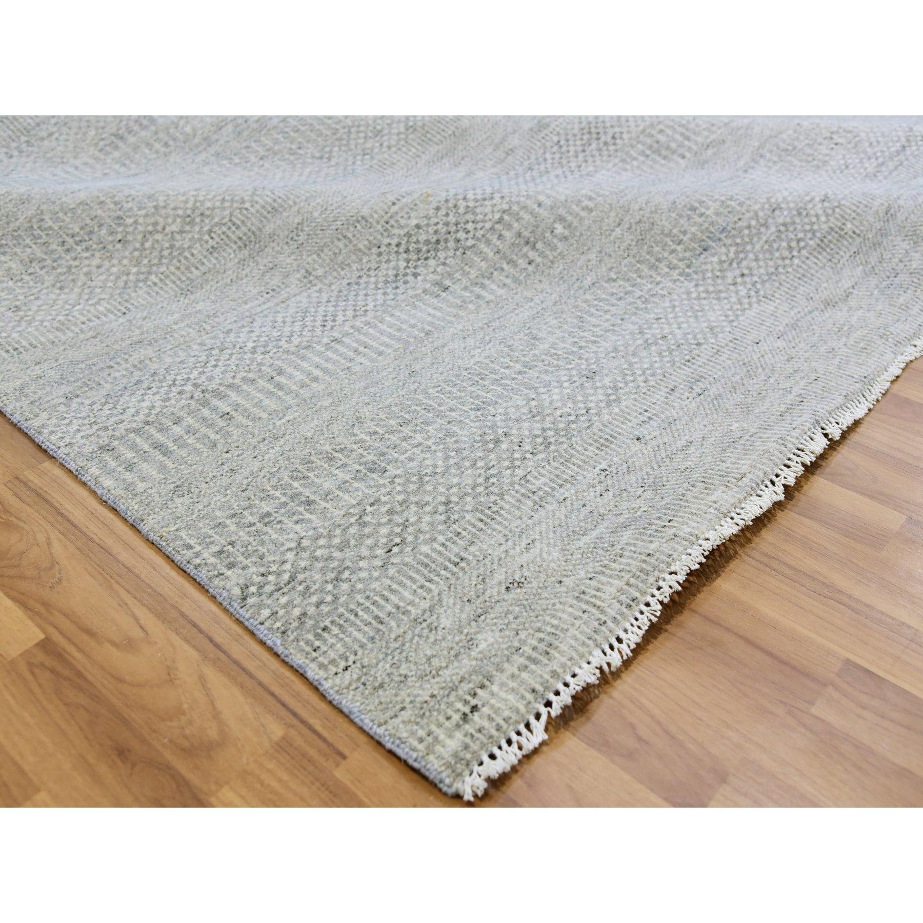 Handgeknüpfter quadratischer Teppich in Rauchgrau und unbefärbter Wolle auf Tone, modernes Grasdesign (21. Jahrhundert und zeitgenössisch) im Angebot