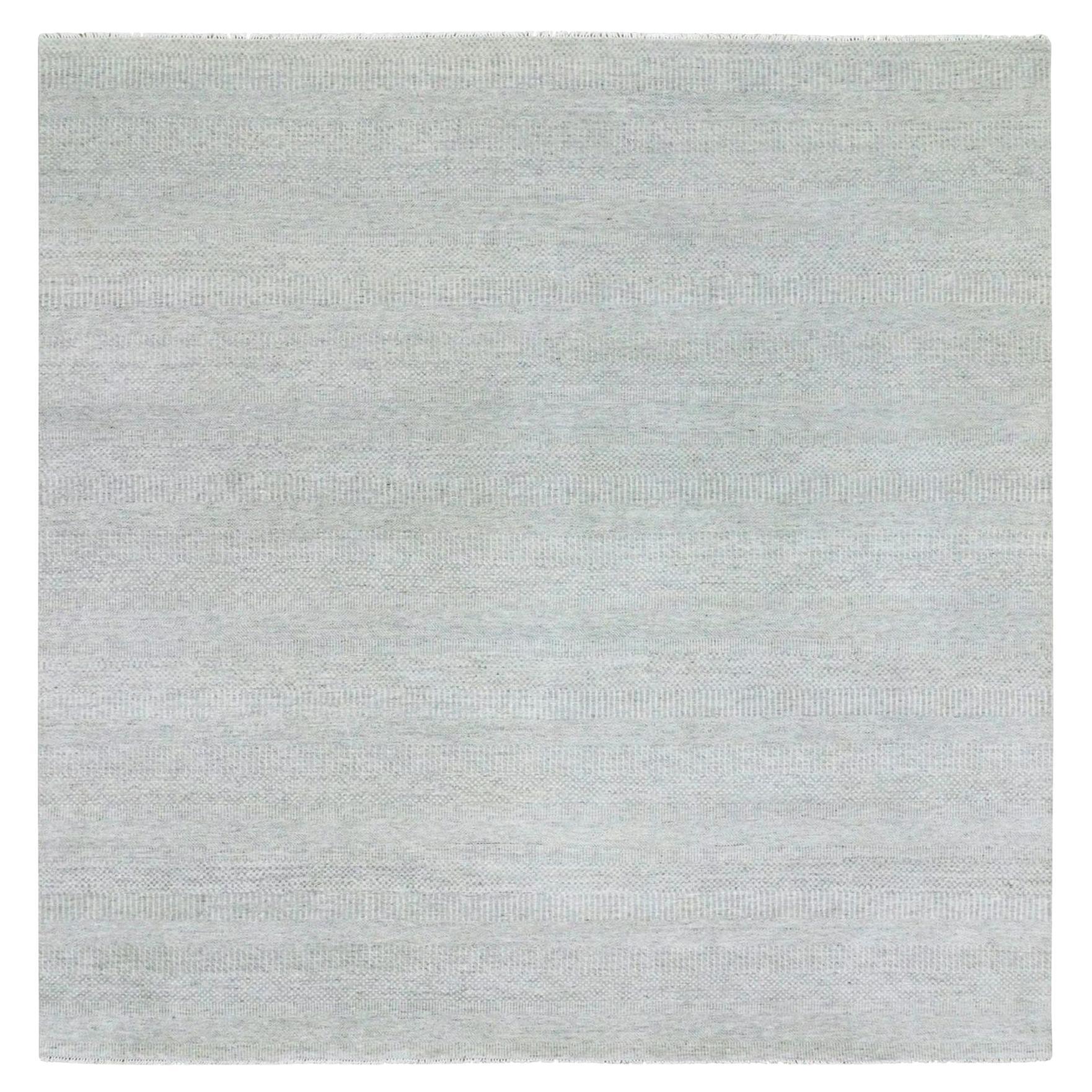 Tappeto quadrato annodato a mano in lana grigio fumo non colorata, tono su tono, dal design moderno a base di erba.