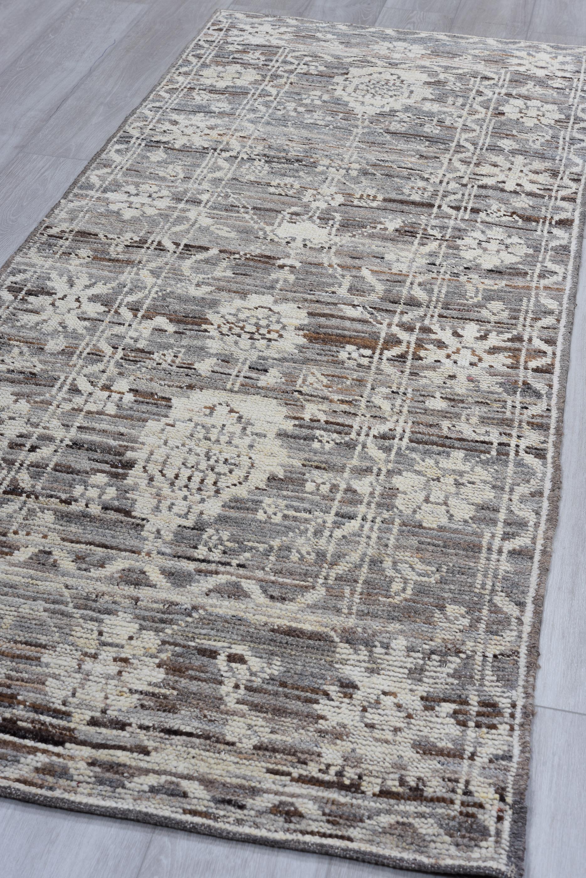 Nom d'origine turque désignant les tapis fabriqués par les villageois pour un usage domestique, souvent de petite taille, en raison des restrictions de taille des métiers à tisser à l'intérieur des maisons. Ils sont tissés sous forme de tapis épais