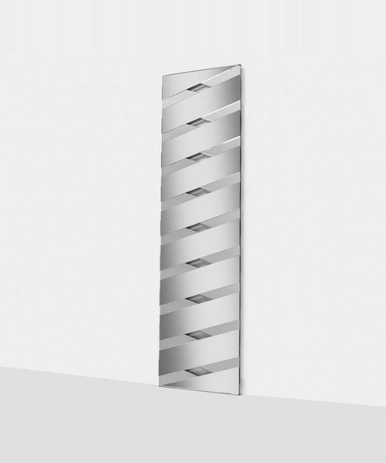 Specchio Twill grigio fumo di Mason Editions
Dimensioni: 45 × 3 × 171 cm
Materiali: Vetro
Colori: rosa, verde salvia, grigio fumo

Un chiaro riferimento al motivo della tessitura: lo specchio rettangolare Twill è un omaggio all'esclusivo mondo