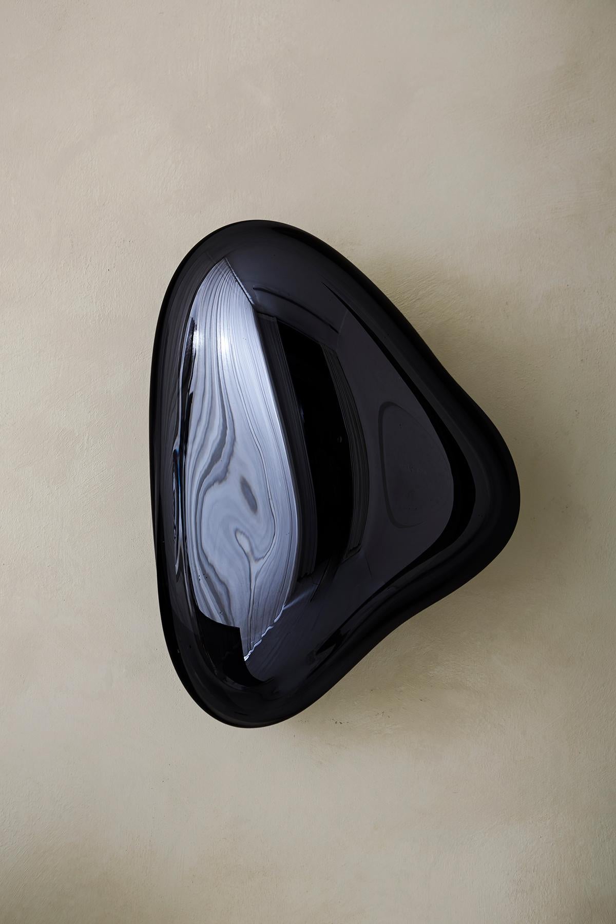 Miroir Smoke Lapis 1 par Homa
Dimensions : L 31 x D&H 16 x H 42 cm
MATERIAL : Verre soufflé. Miroir argenté.

HOMA est un atelier de design contemporain basé à Istanbul. Les procédés caractéristiques de l'atelier sont le verre soufflé à la main, le