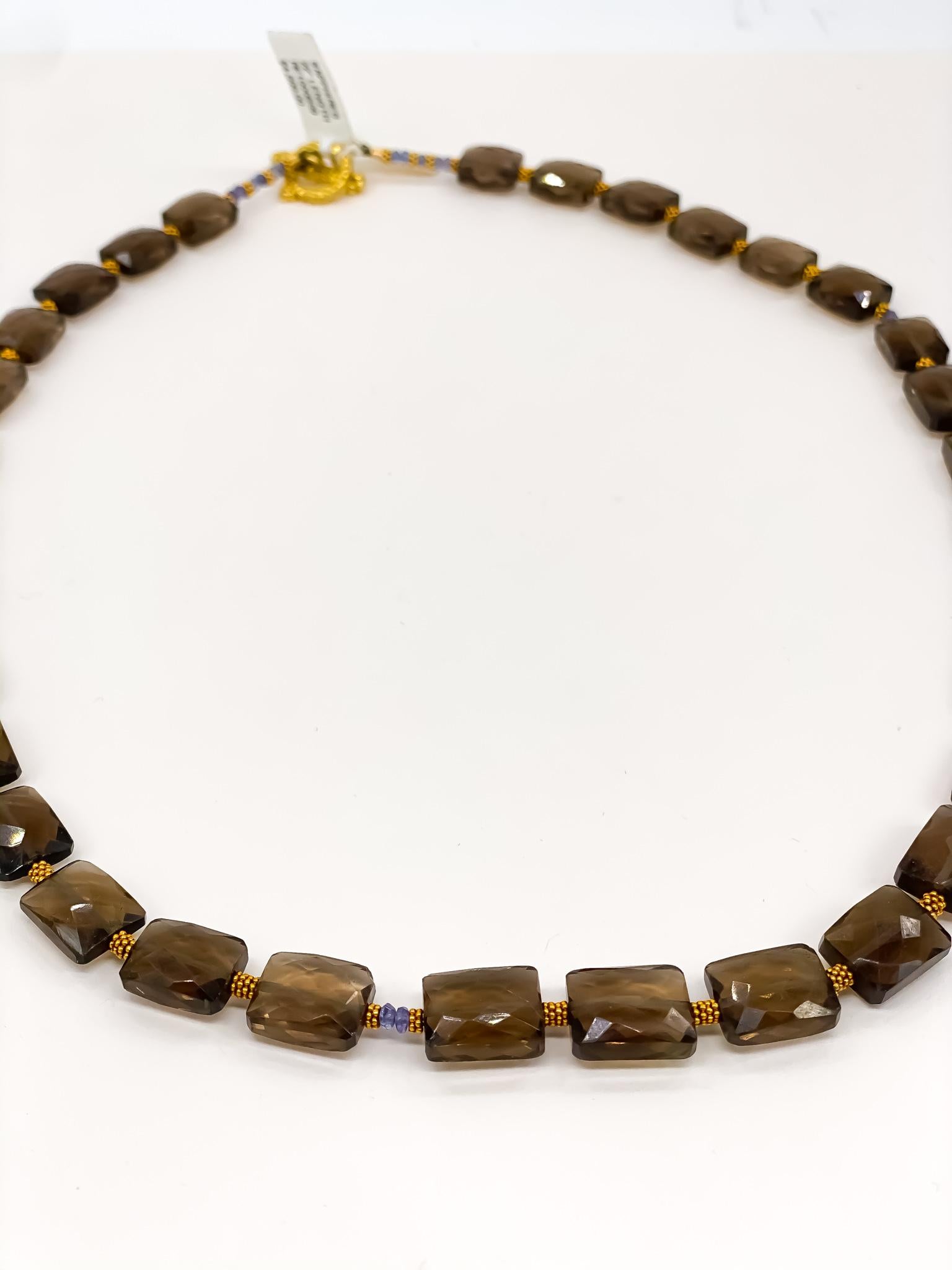 Halskette aus Rauchquars-Saphir & 22K Gold  (Perle) im Angebot
