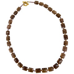 Halskette aus Rauchquars-Saphir & 22K Gold 