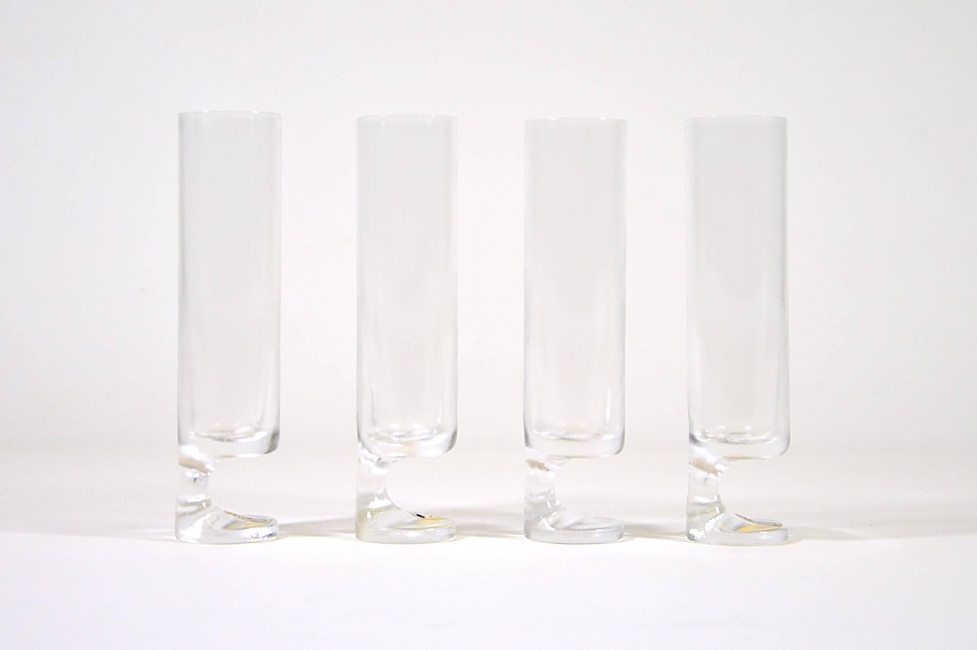 This original-shaped glass was created by Joe Colombo in 1964 and produced by Arnolfo di Cambio. The unexpected shape of its stem allows, with the same hand, to hold the glass and a cigarette at the same time. The piece is made of handmade blown