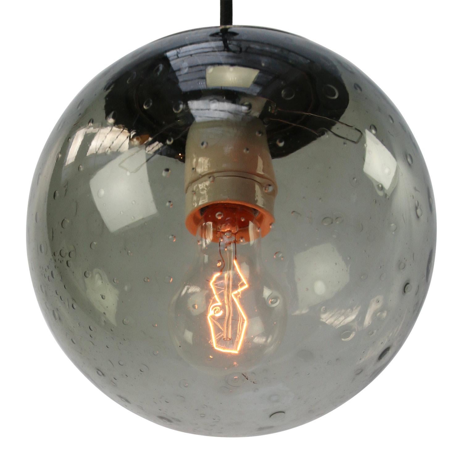 Mid-Century Modern Lampes à suspension hollandaises vintage en laiton avec globe en verre bullé fumé et dessus en laiton en vente