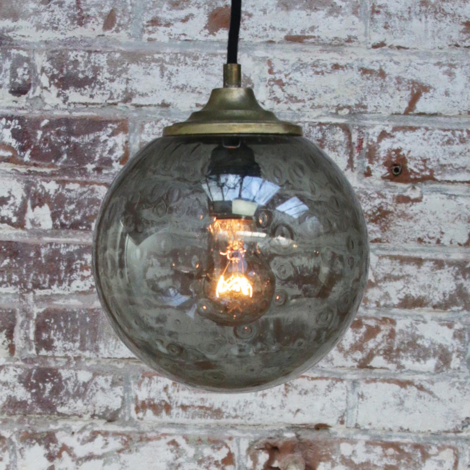 Smoked Air Bubble Glass Globe Dutch Vintage Brass Top Pendant Lights In Good Condition For Sale In Amsterdam, NL