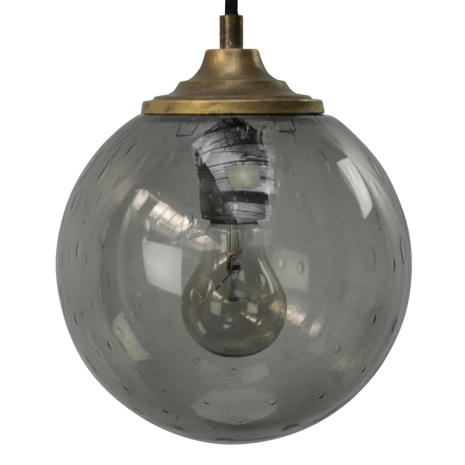 20ième siècle Suspension en verre fumé Globe hollandais en laiton vintage en vente