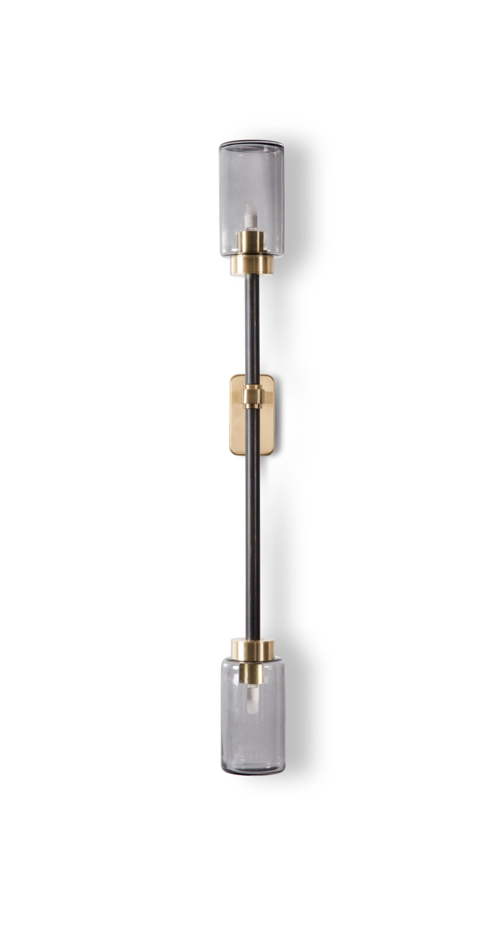 Smoked farol single wall light by Bert Frank
Dimensions: H 66 x W 10.5 x D 7 cm
Materials: Brass, bronze

Available finishes: Bronzed brass, black brass
All our lamps can be wired according to each country. If sold to the USA it will be wired