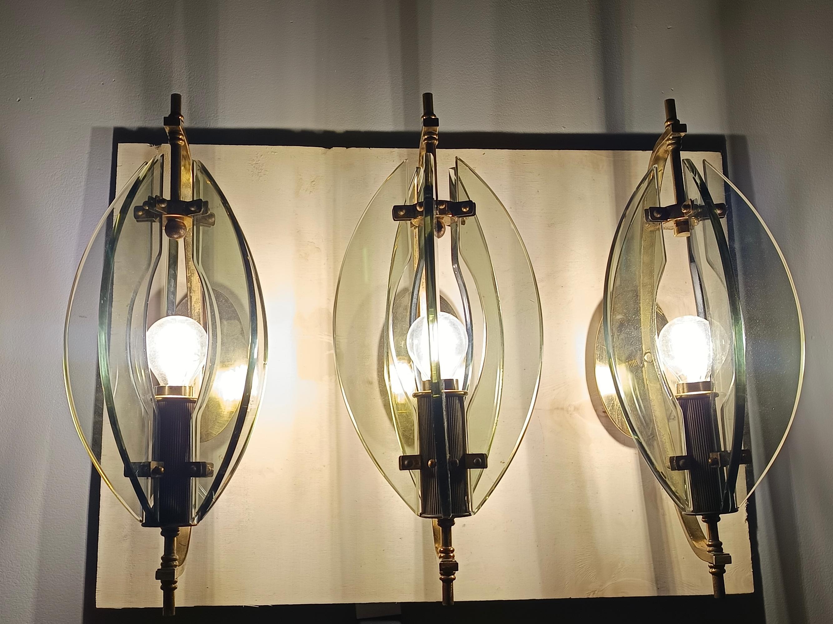 Aplique / Lámpara de pared de cristal ahumado y latón de Gino Paroldo Moderno de mediados de siglo en venta