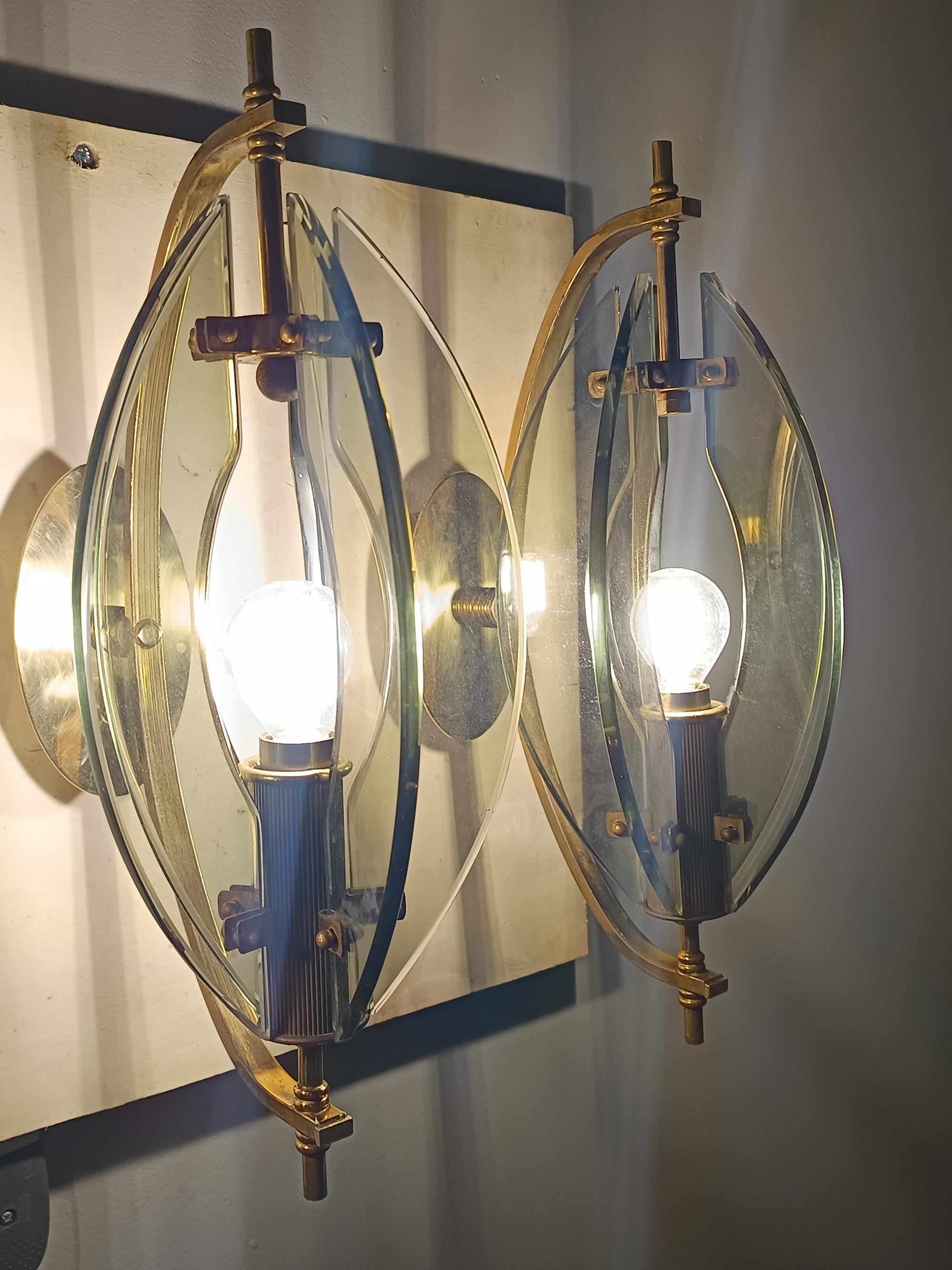 Aplique / Lámpara de pared de cristal ahumado y latón de Gino Paroldo Italiano en venta