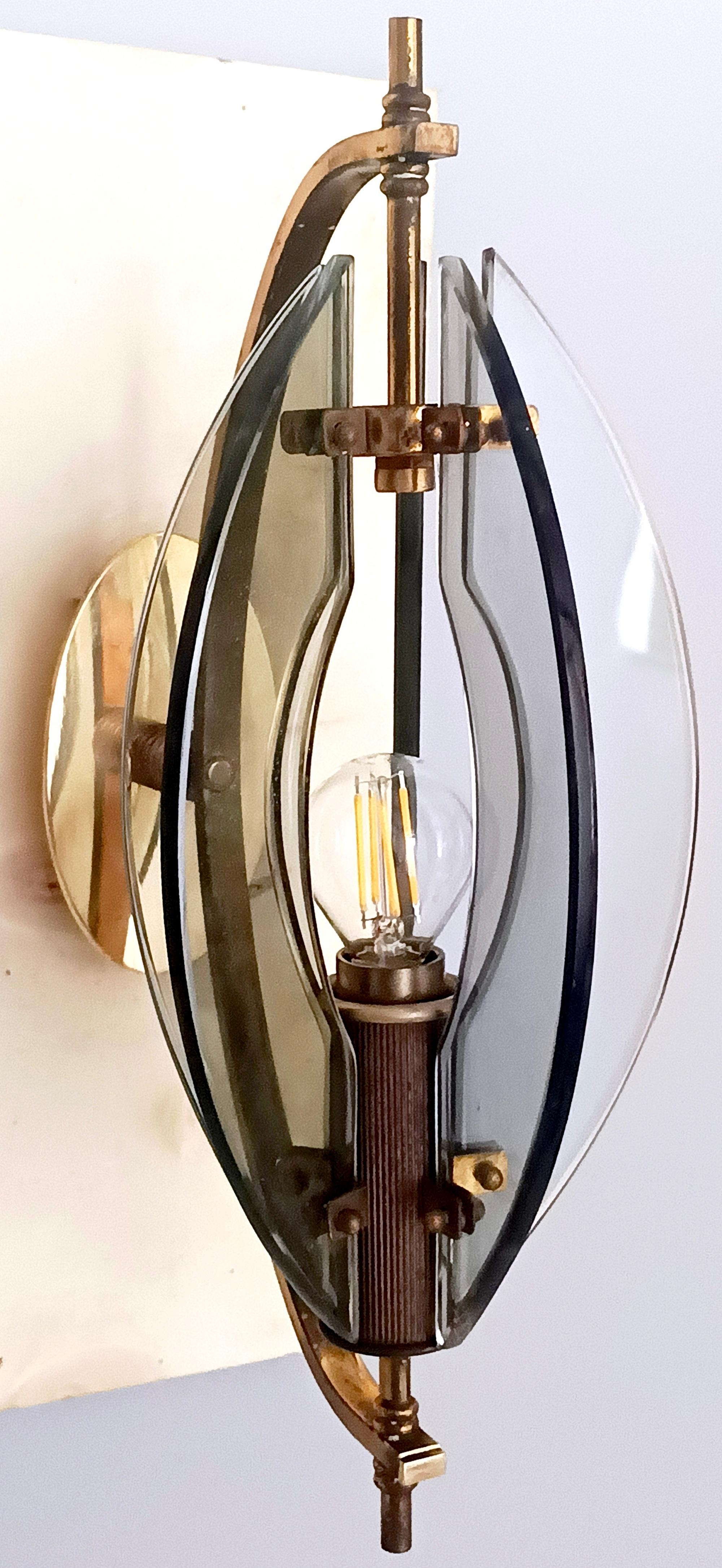 Aplique / Lámpara de pared de cristal ahumado y latón de Gino Paroldo en Excelente estado para la venta en Bresso, Lombardy
