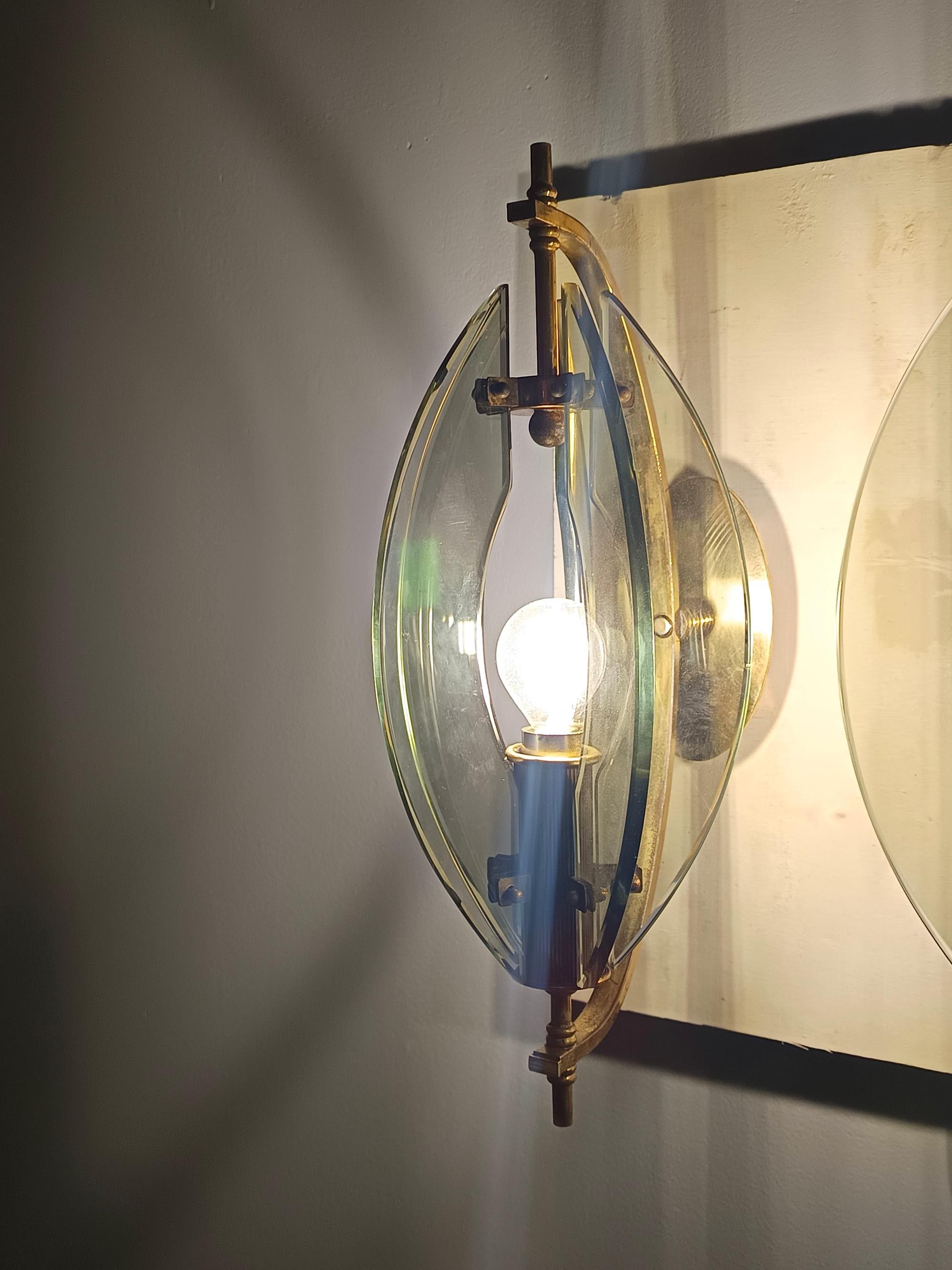 Aplique / Lámpara de pared de cristal ahumado y latón de Gino Paroldo mediados del siglo XX en venta