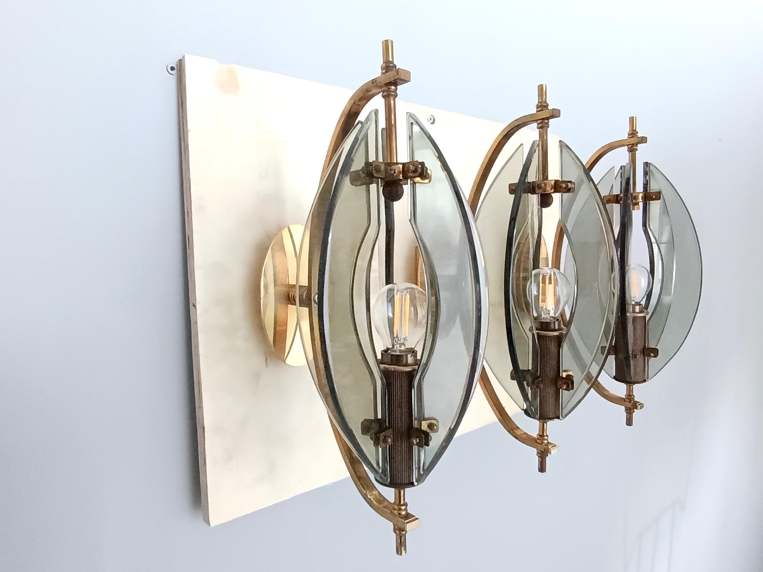 Aplique / Lámpara de pared de cristal ahumado y latón de Gino Paroldo Latón en venta