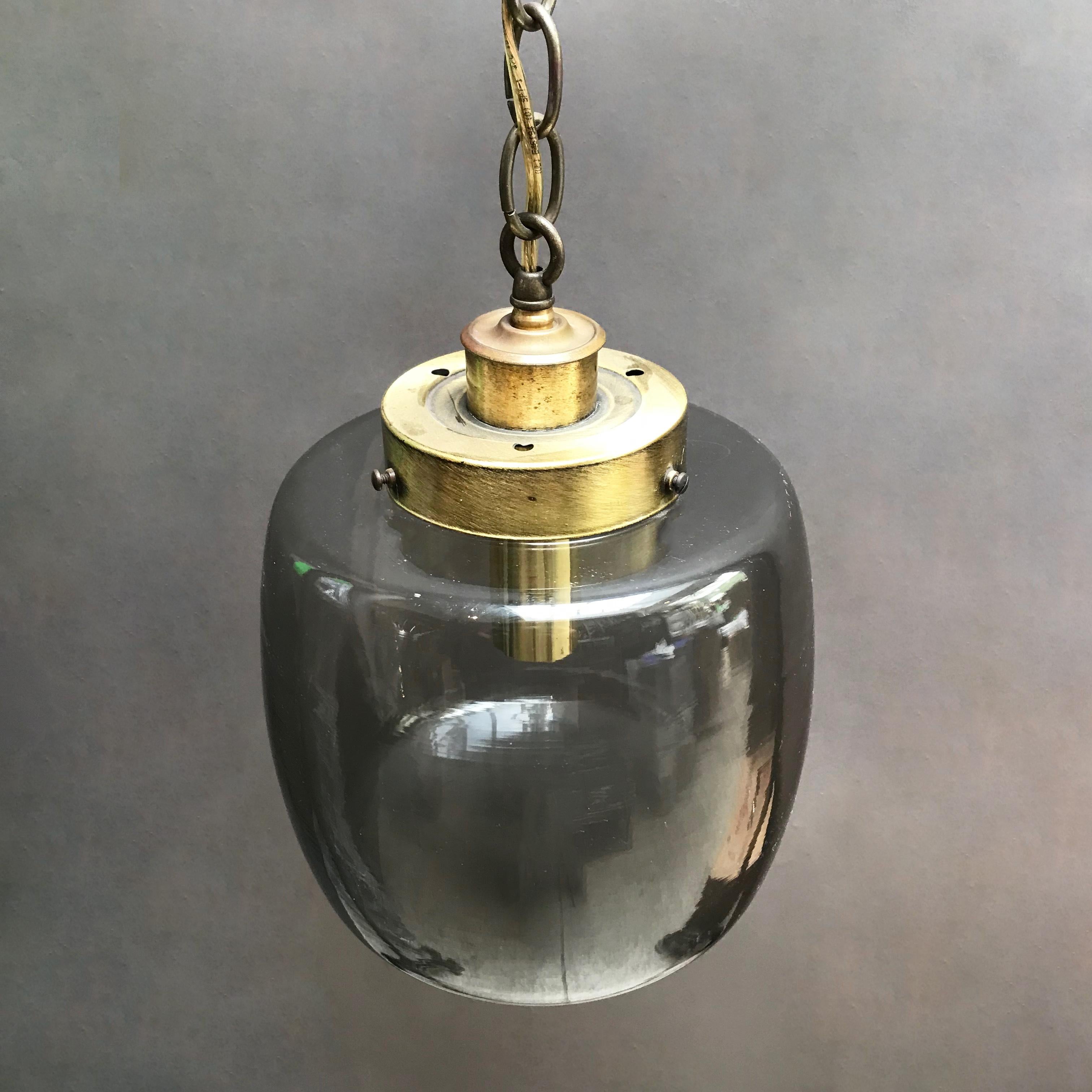 Lampenanhänger aus Rauchglas und Messing (Moderne der Mitte des Jahrhunderts) im Angebot