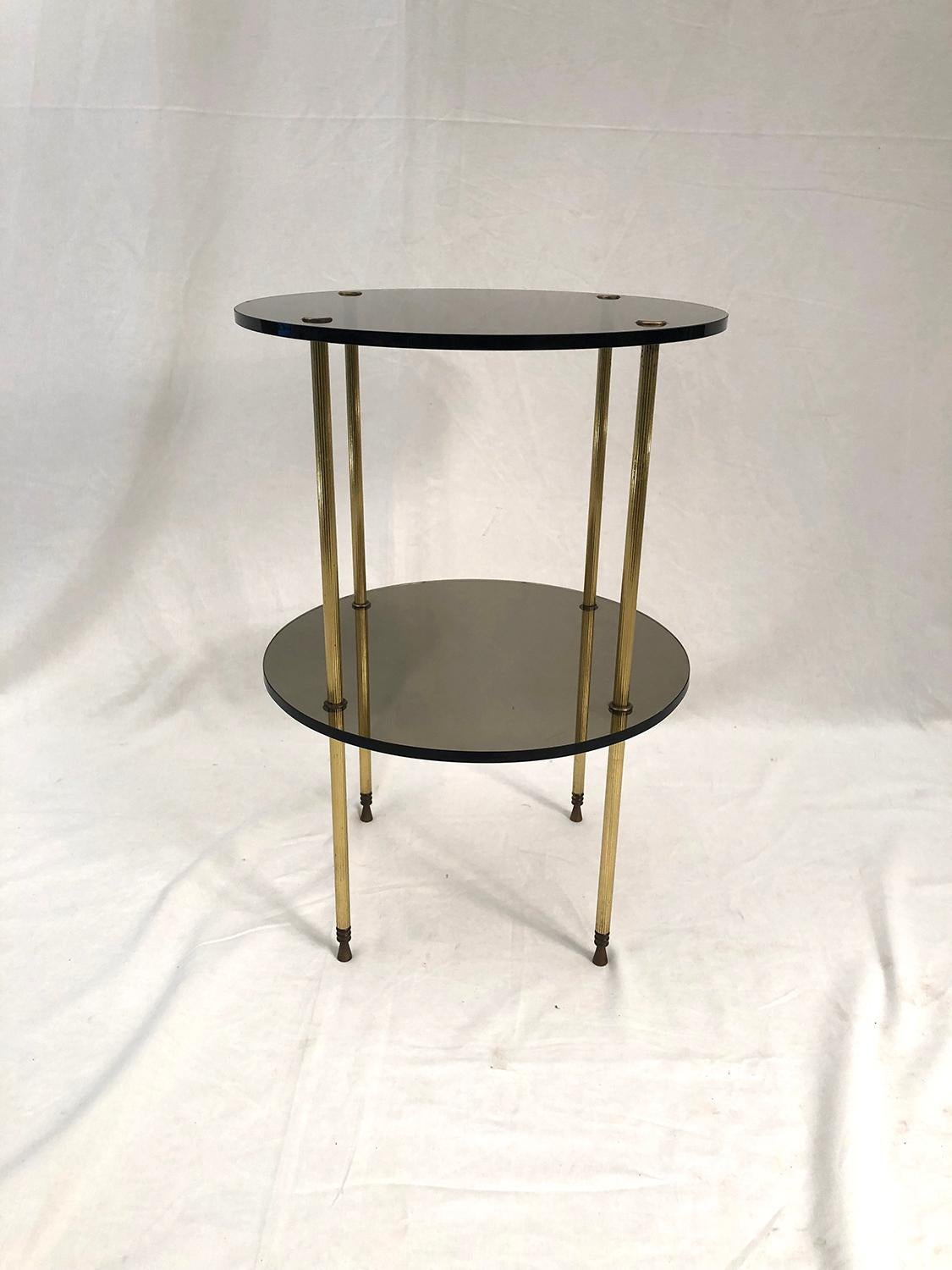 Smoked glass and brass side table.

Table d'appoint en verre fumé et laiton.