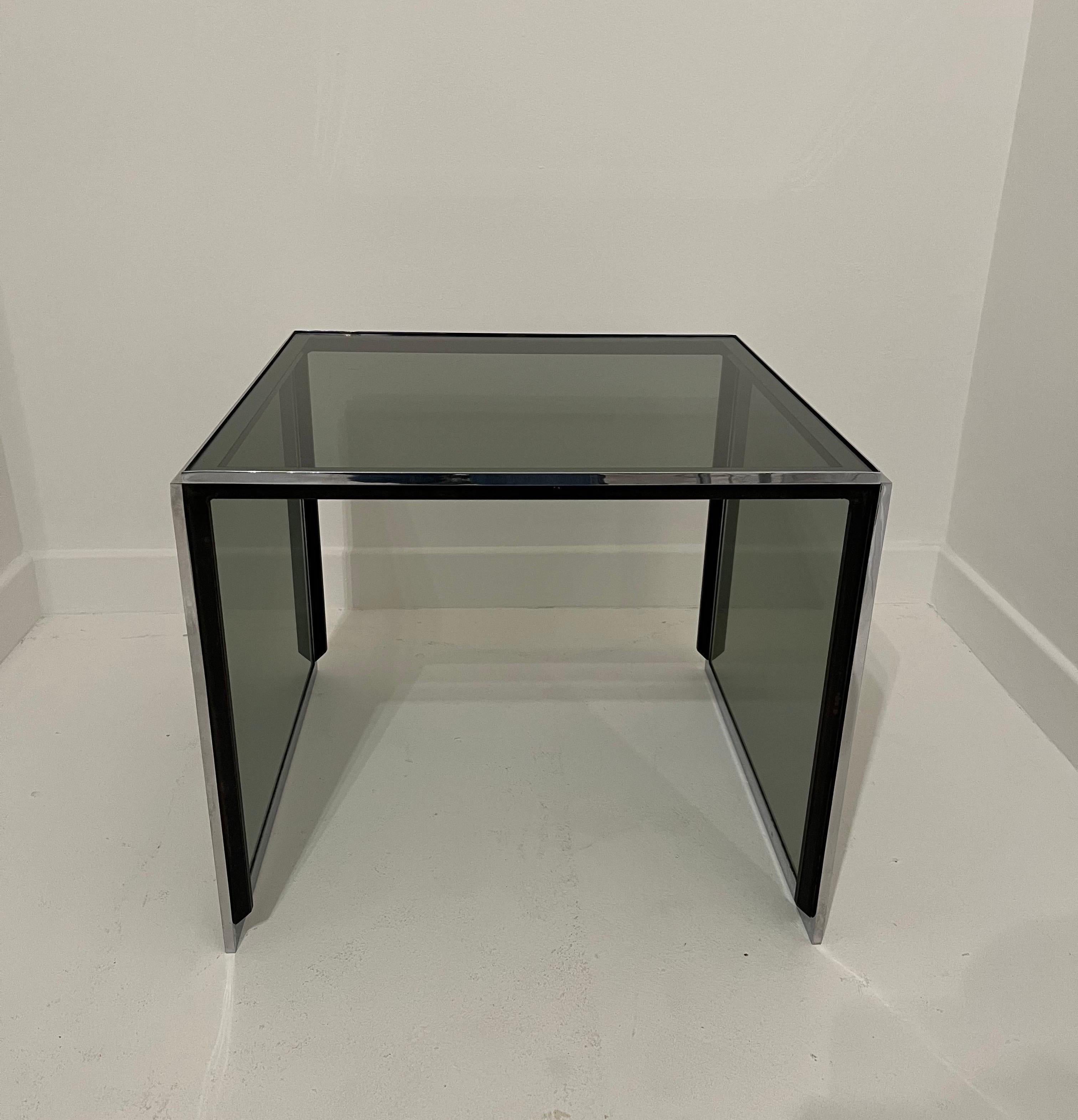 Great sleek design
Mirror edge to glass
Top glass has some light scratches impossible to catch in camera, can be seen by eye but not when standing.
Wear to black inner frame shown.
Really nice mirrored outer frame to glass.
With some damage to one