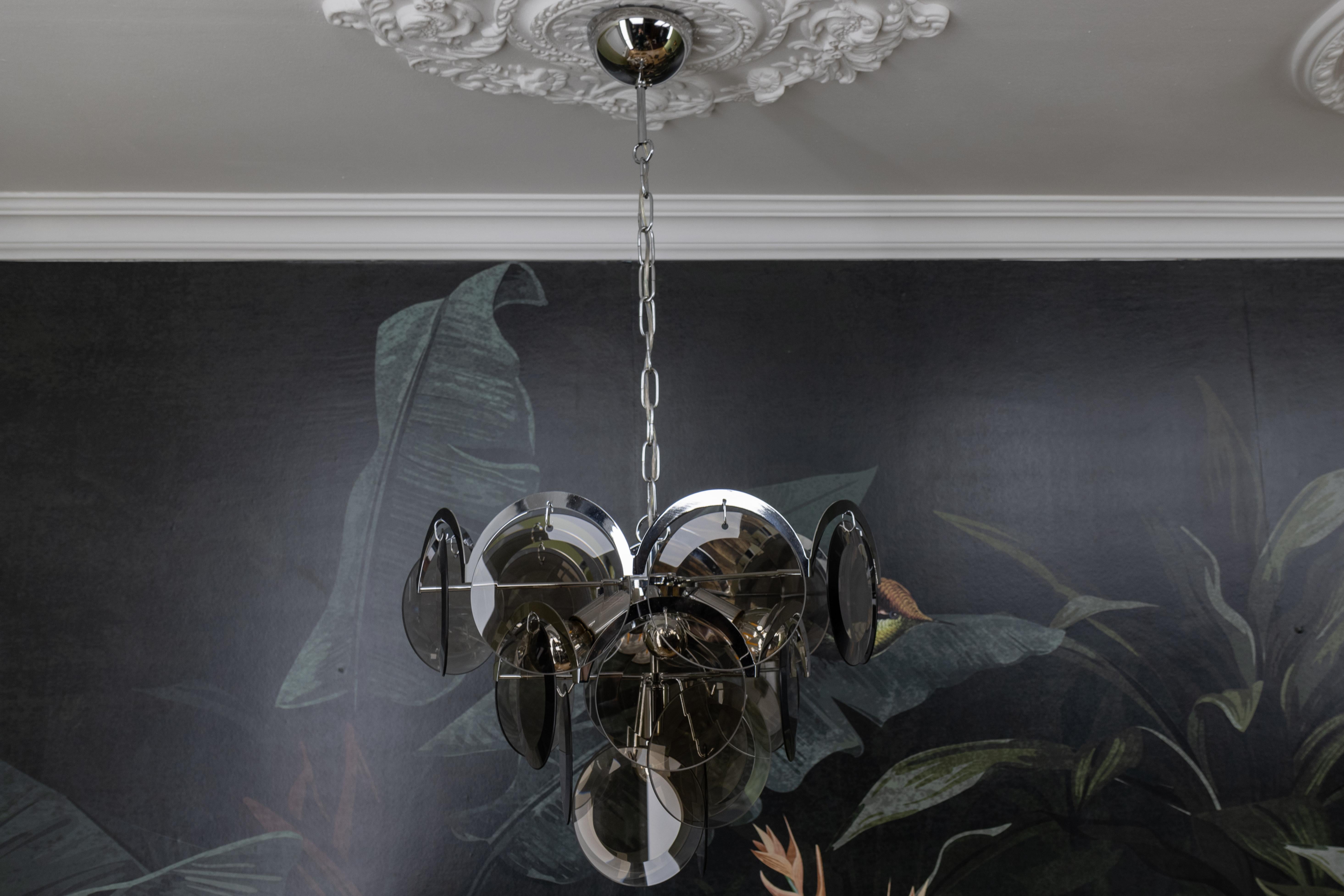 Lampadario a sospensione a sette luci in vetro fumé e metallo cromato, Italia, anni '70 in vendita 4
