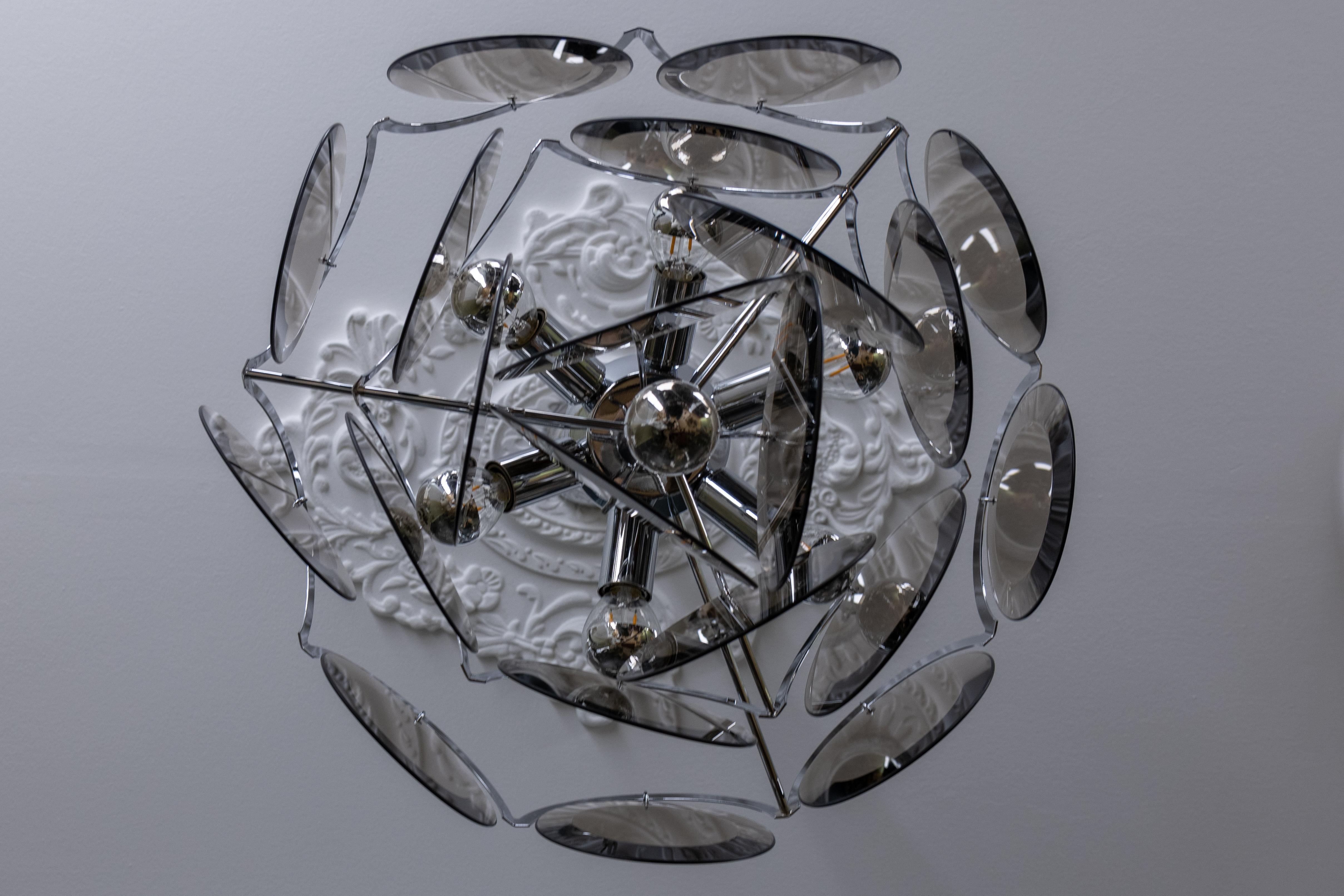 Lampadario a sospensione a sette luci in vetro fumé e metallo cromato, Italia, anni '70 in vendita 5