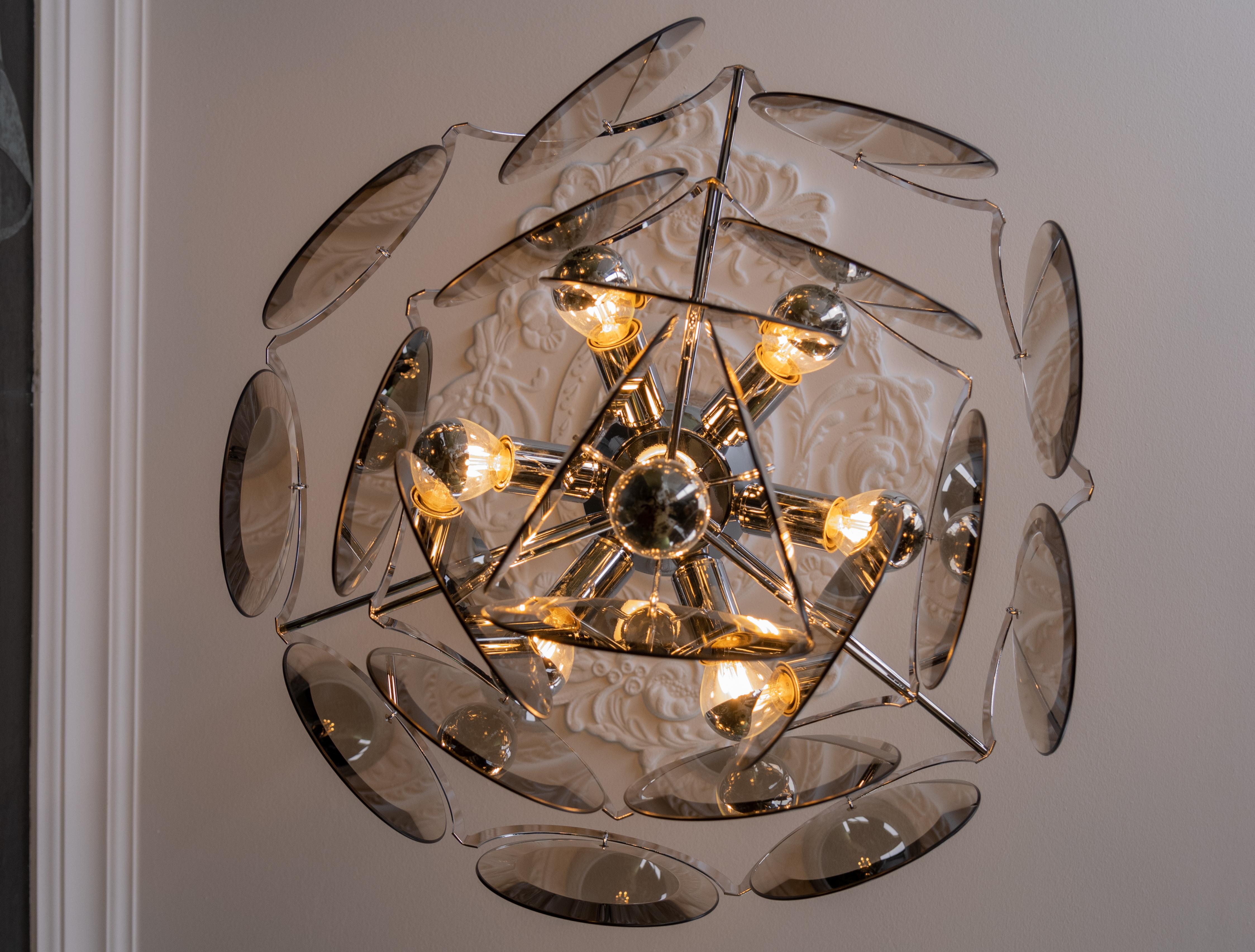 Lampadario a sospensione a sette luci in vetro fumé e metallo cromato, Italia, anni '70 in vendita 6