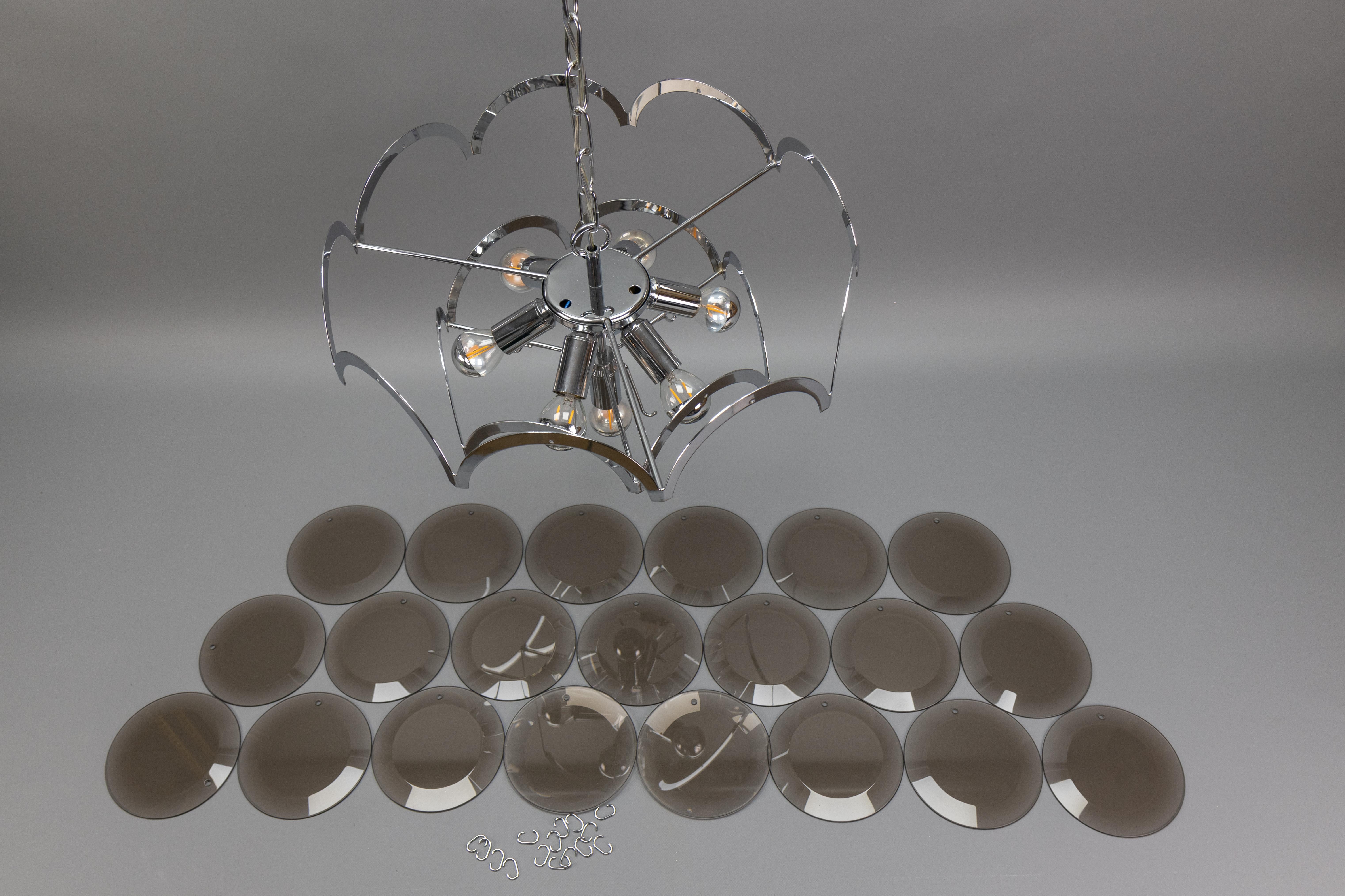 Lampadario a sospensione a sette luci in vetro fumé e metallo cromato, Italia, anni '70 in vendita 10