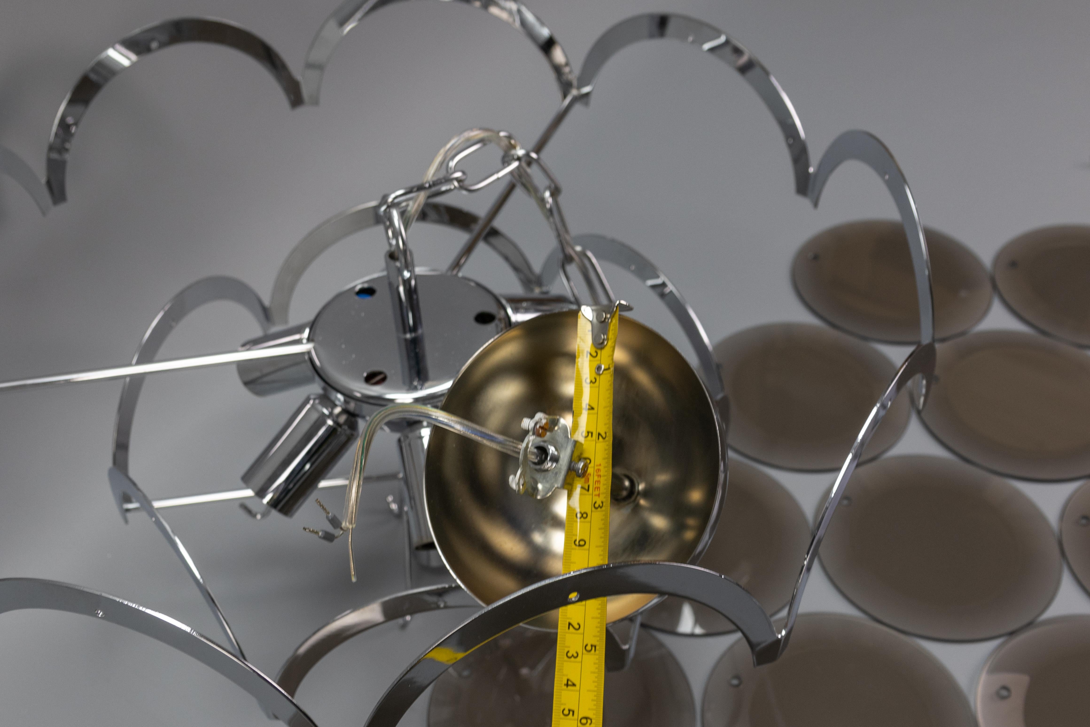 Lampadario a sospensione a sette luci in vetro fumé e metallo cromato, Italia, anni '70 in vendita 11