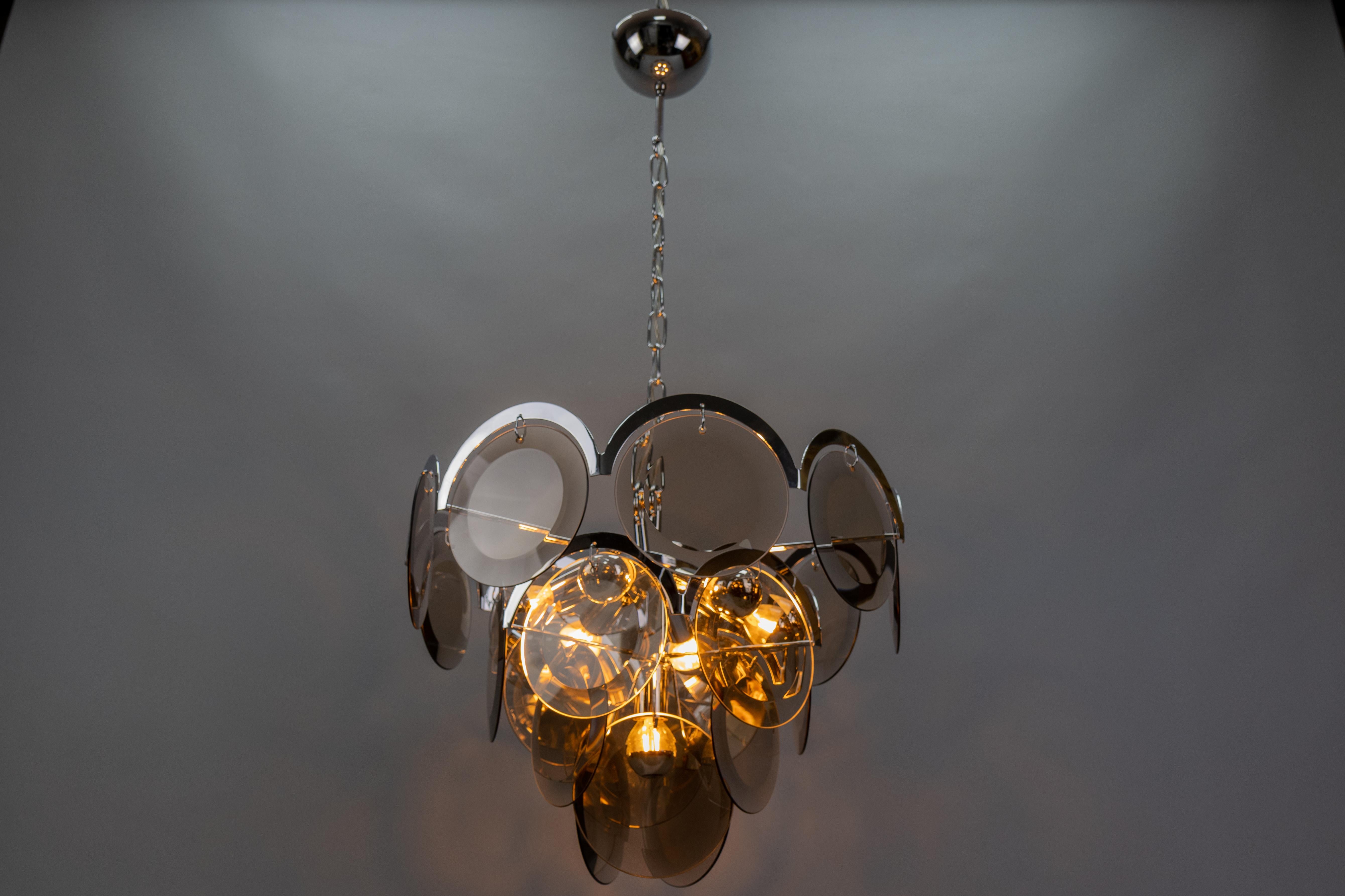 Mid-Century moderno Lampadario a sospensione a sette luci in vetro fumé e metallo cromato, Italia, anni '70 in vendita
