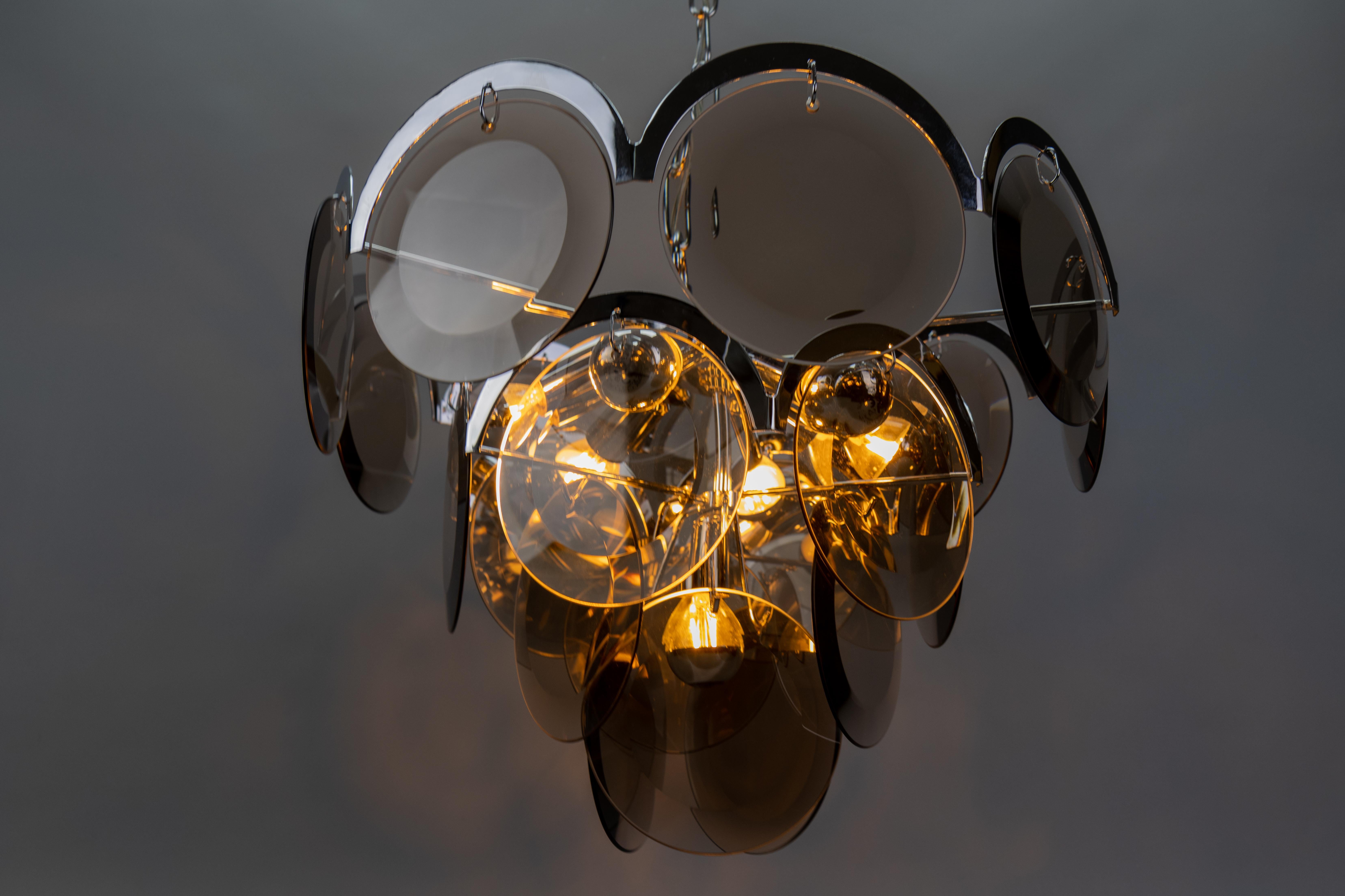 Italiano Lampadario a sospensione a sette luci in vetro fumé e metallo cromato, Italia, anni '70 in vendita