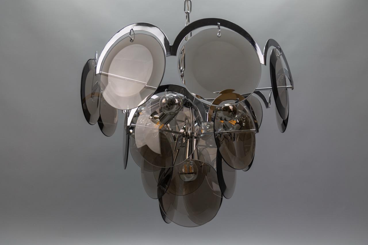 Lampadario a sospensione a sette luci in vetro fumé e metallo cromato, Italia, anni '70 In condizioni buone in vendita a Barntrup, DE