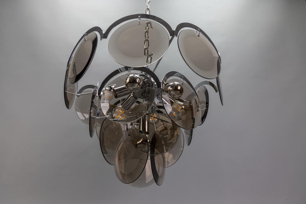 Fine XX secolo Lampadario a sospensione a sette luci in vetro fumé e metallo cromato, Italia, anni '70 in vendita