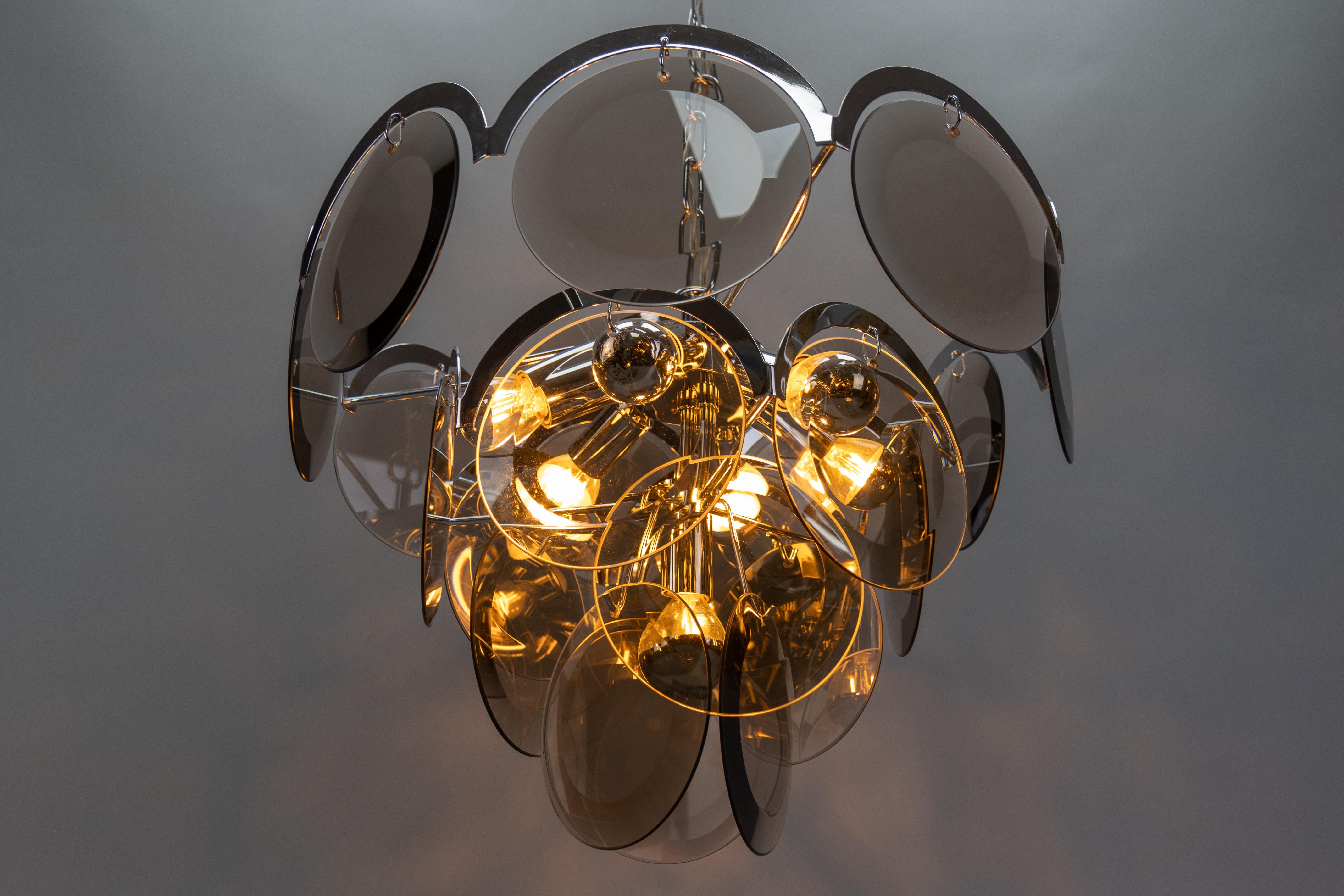 Metallo Lampadario a sospensione a sette luci in vetro fumé e metallo cromato, Italia, anni '70 in vendita
