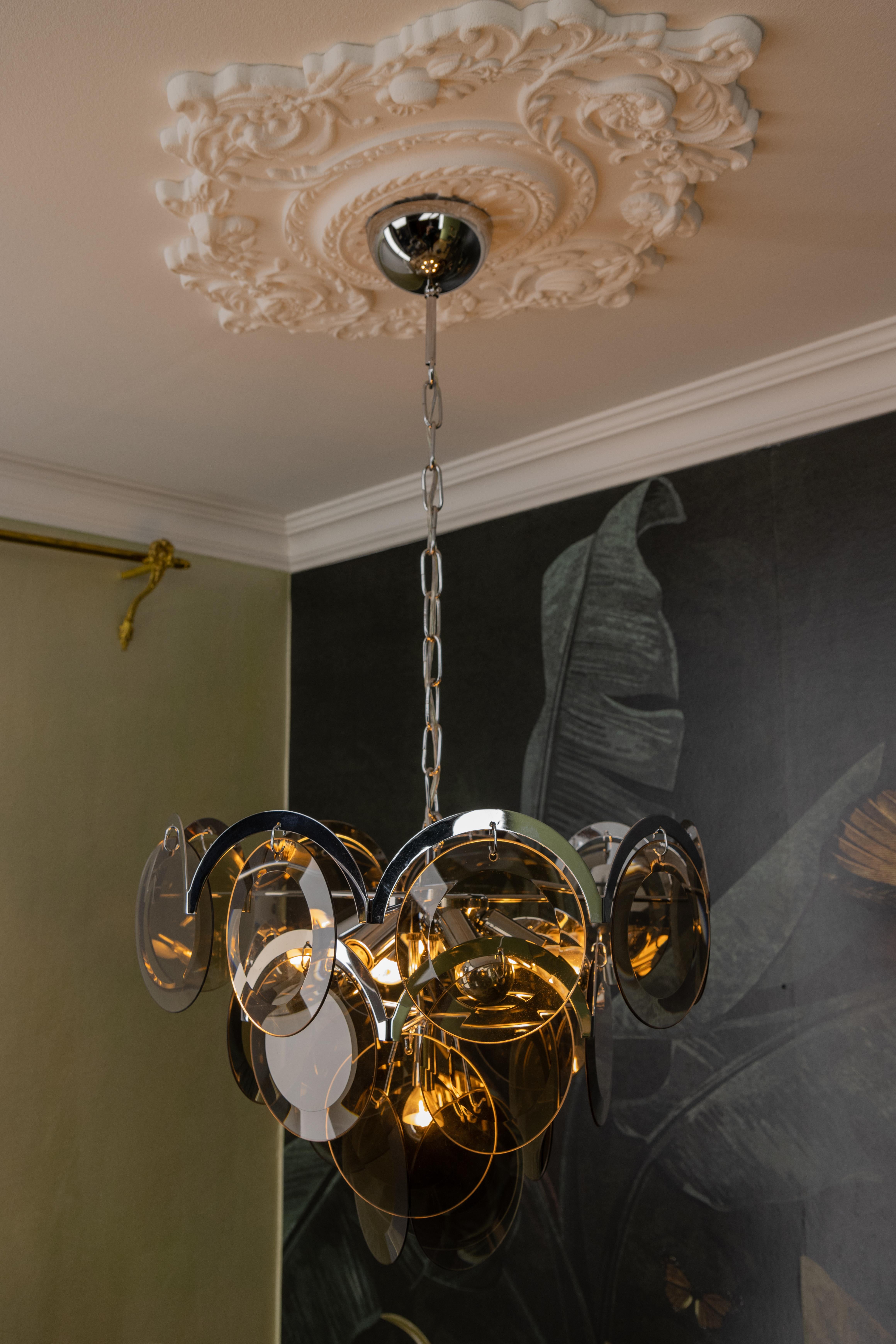 Lampadario a sospensione a sette luci in vetro fumé e metallo cromato, Italia, anni '70 in vendita 1