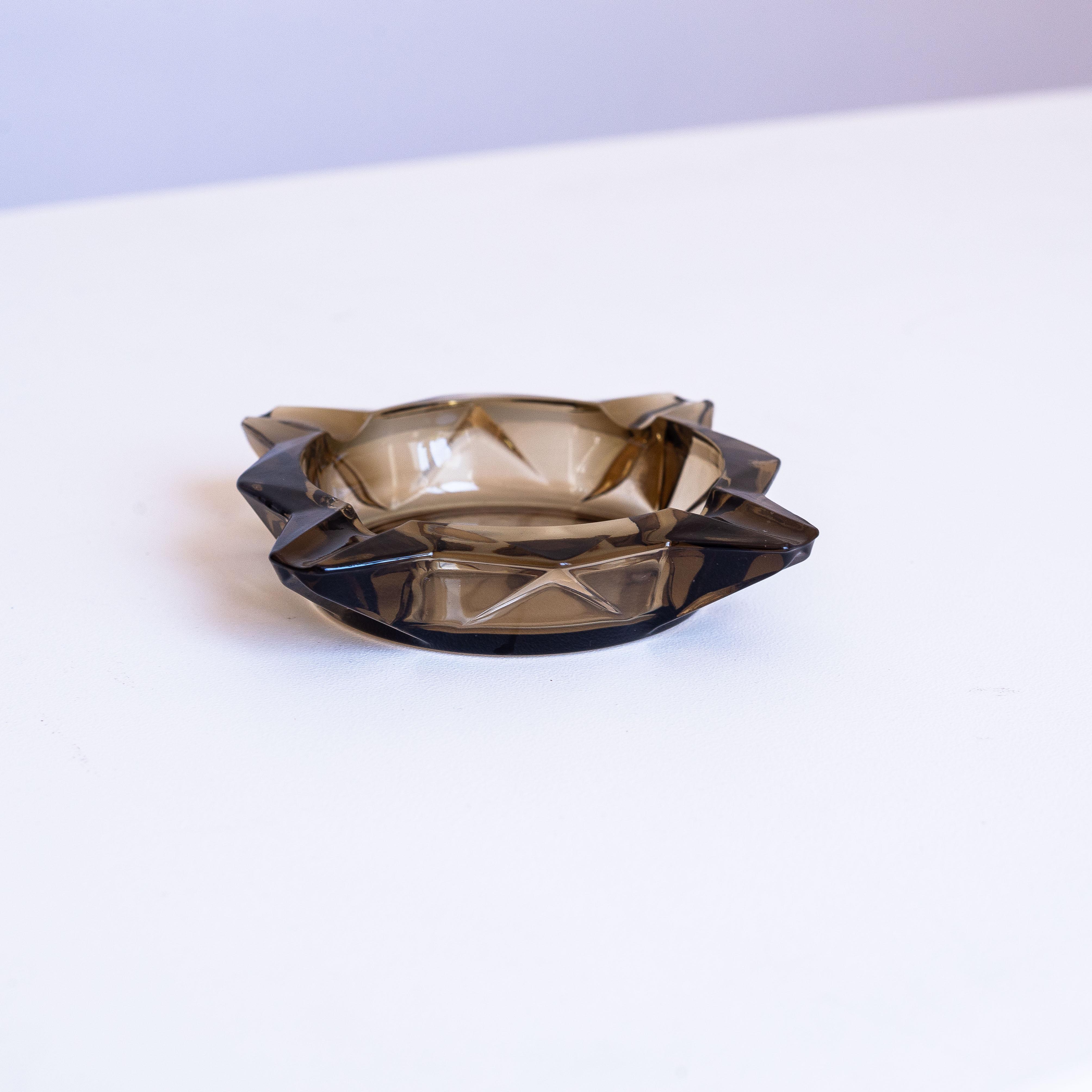 Smoked Glass Ashtray, Star Geometric Design, France 1970s In Good Condition For Sale In ROUEN, Normandie