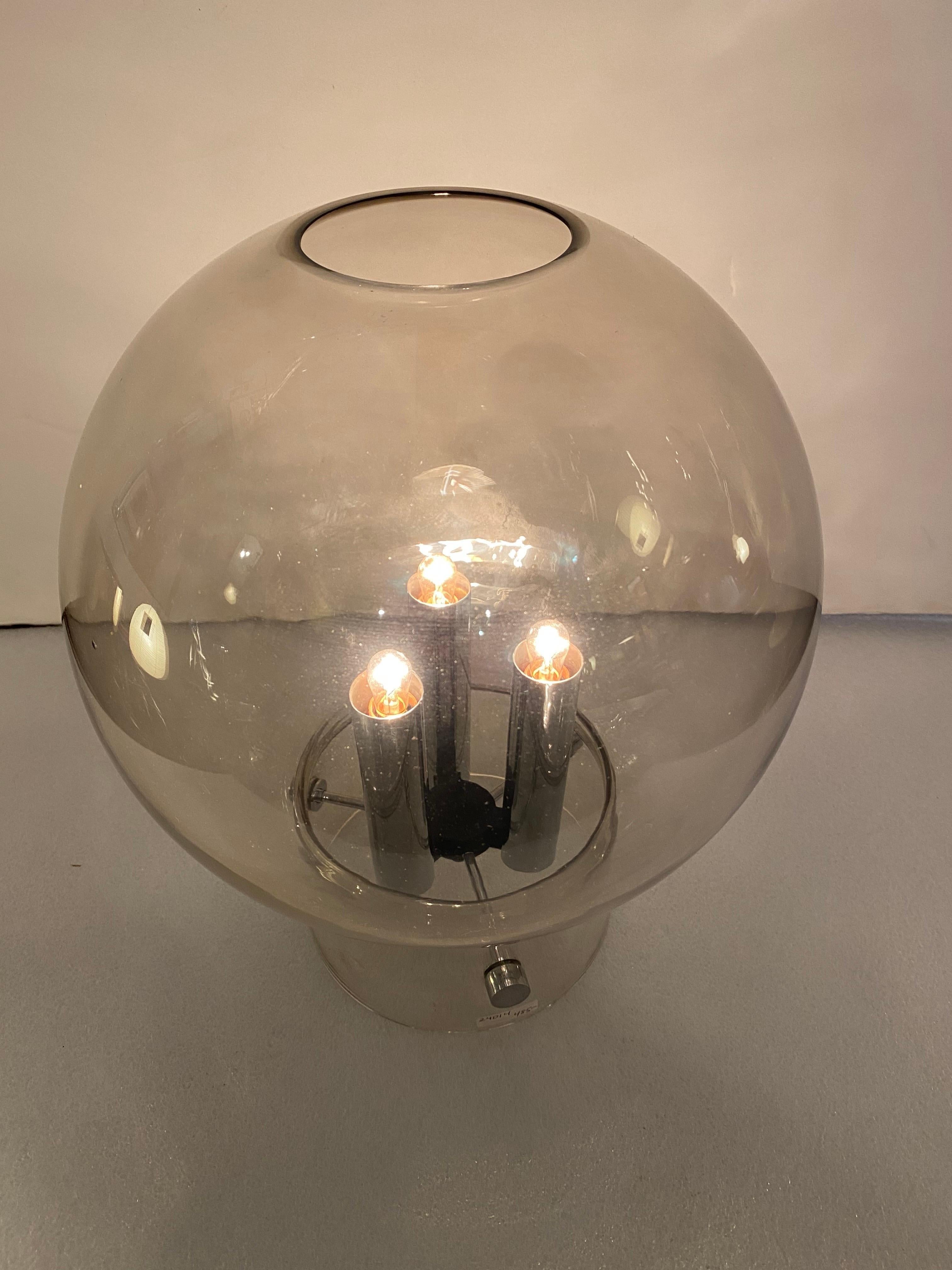 Tischlampe mit Kugel aus Rauchglas und Chromakzenten.  Braucht 3 Glühbirnen, könnte von Kovacs oder Koch und Lowy sein.  Hübsches Aussehen und würde in vielen Anwendungen funktionieren!