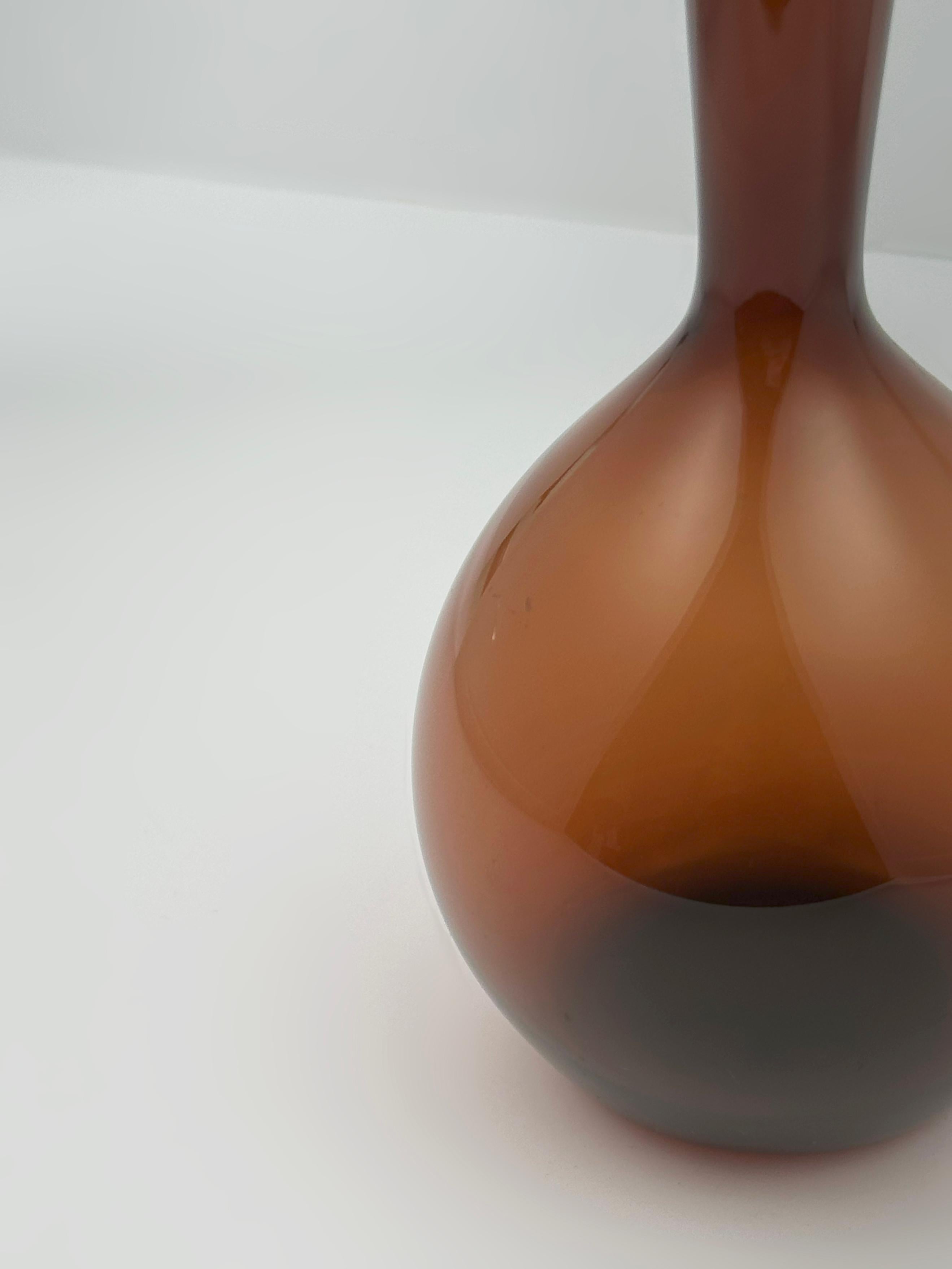 Vaso a bocciolo in vetro fumé di metà secolo di Arthur Percy per Gullaskruf Glasbruk, Svezia, circa anni '50-'60. Questo vaso solifleur modernista è realizzato in vetro marrone caldo con una morbida traslucenza, caratterizzato da una base sferica e