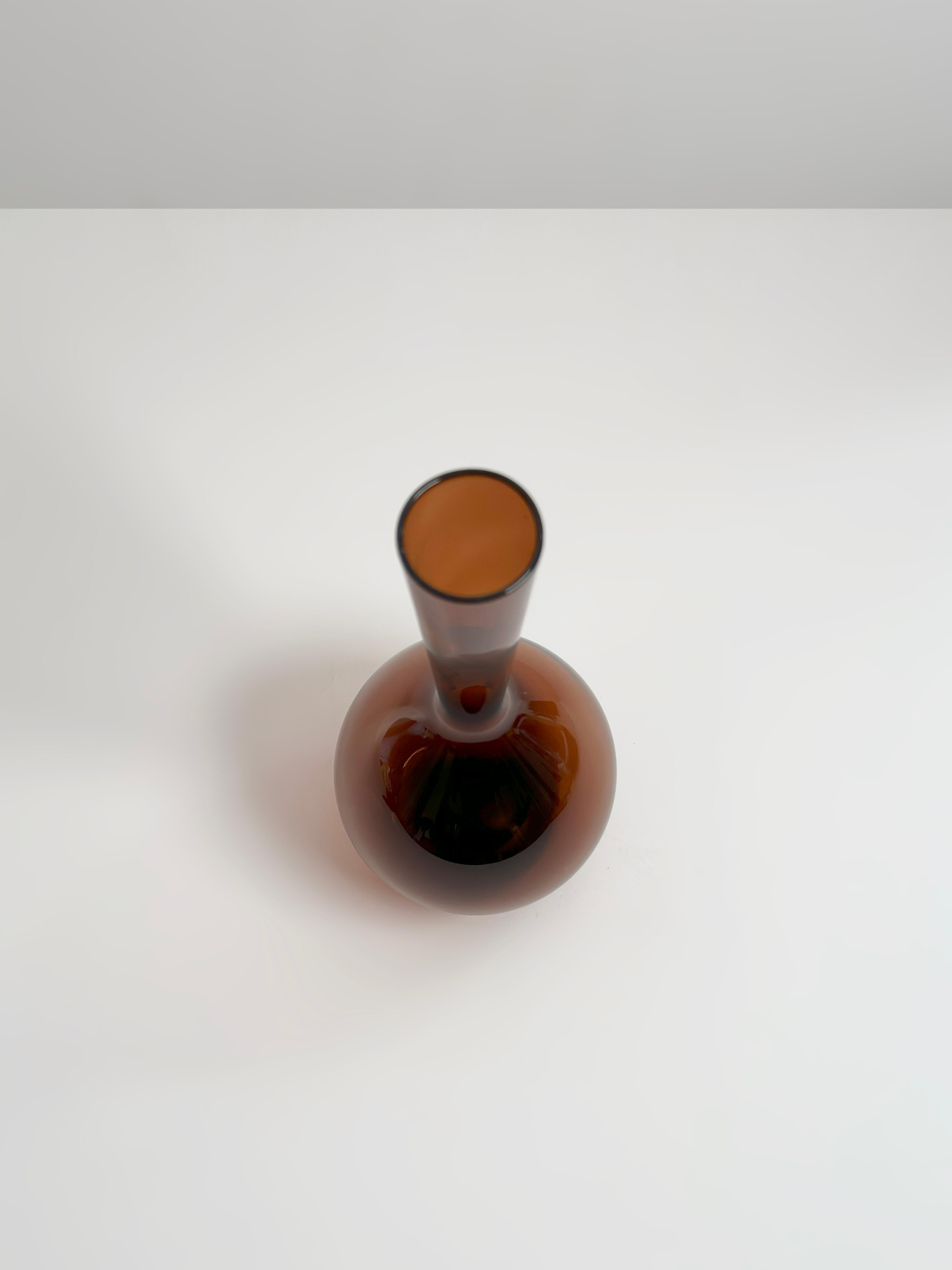 Mid-Century moderno Vaso di vetro fumé di Arthur Percy per Gullaskruf, Svezia, metà del XX secolo in vendita