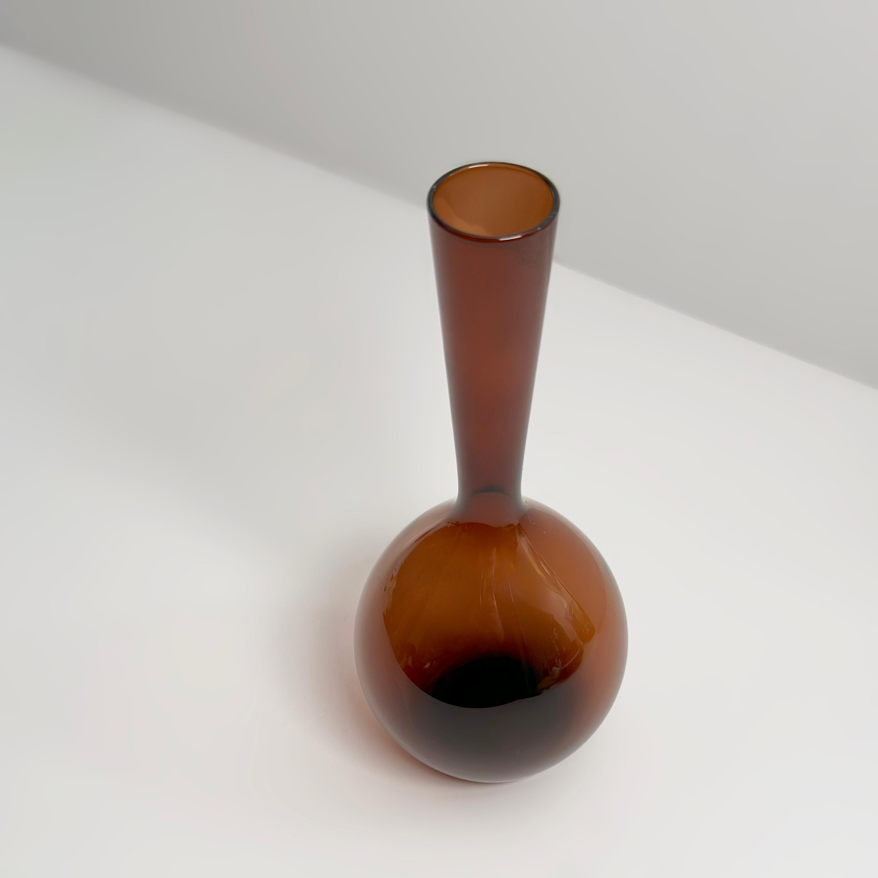 Svedese Vaso di vetro fumé di Arthur Percy per Gullaskruf, Svezia, metà del XX secolo in vendita