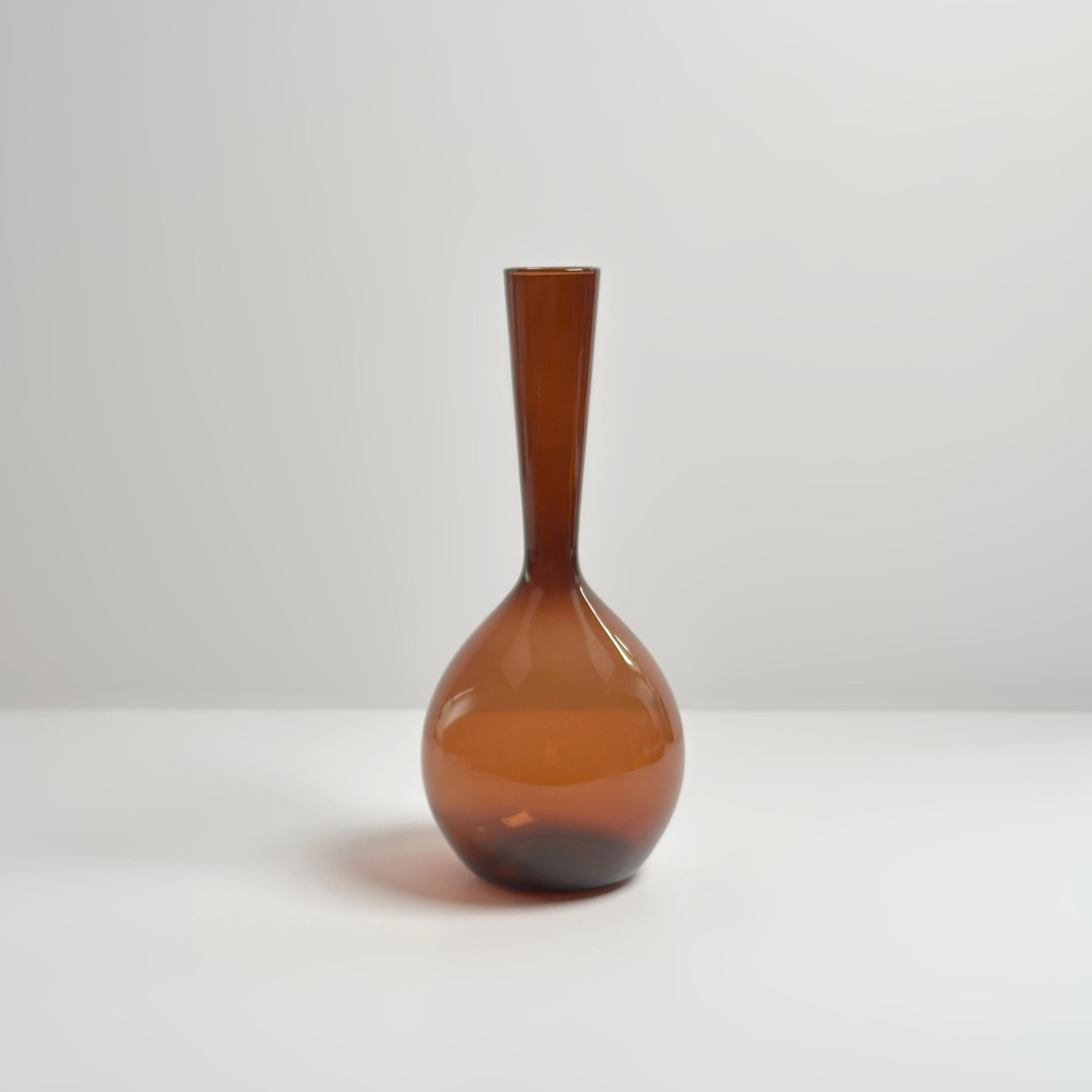 Vaso di vetro fumé di Arthur Percy per Gullaskruf, Svezia, metà del XX secolo In condizioni buone in vendita a Glasgow, GB
