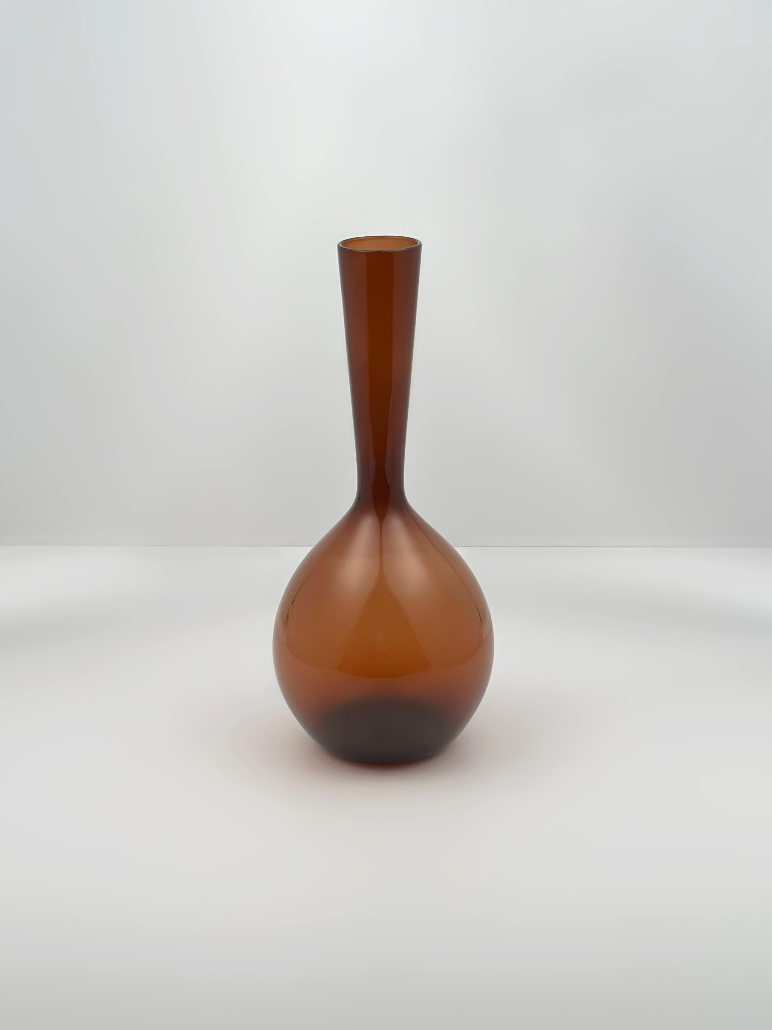 Vaso di vetro fumé di Arthur Percy per Gullaskruf, Svezia, metà del XX secolo in vendita 1